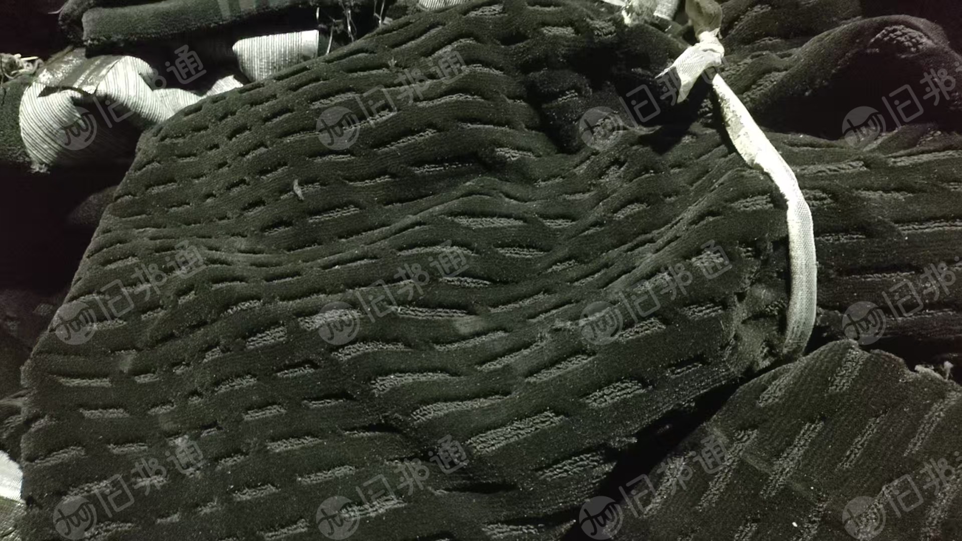 长期出售地毯料下脚料，地毯边角料，有涤丙，丙纶，有分拣开，月供10吨，在广东佛山。