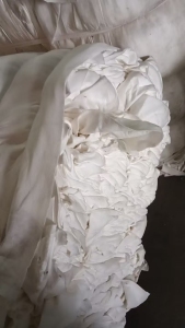 出售白色无纺布边角料，化纤复合人棉无纺布，也有纯人棉无纺布，现货有百来吨，货在江苏盐城