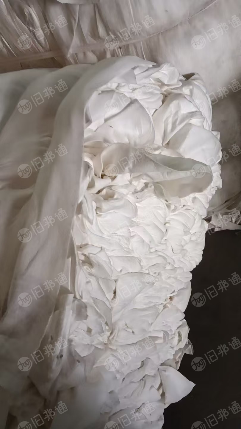 出售白色无纺布边角料，化纤复合人棉无纺布，也有纯人棉无纺布，现货有百来吨，货在江苏盐城