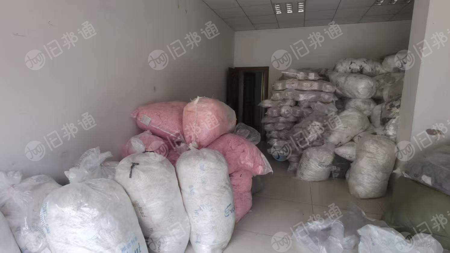 长期出售毛织厂边角料，电脑横机碎片，涤纶毛衣碎片，杂色，可以开花做毛毡布，月供20吨左右