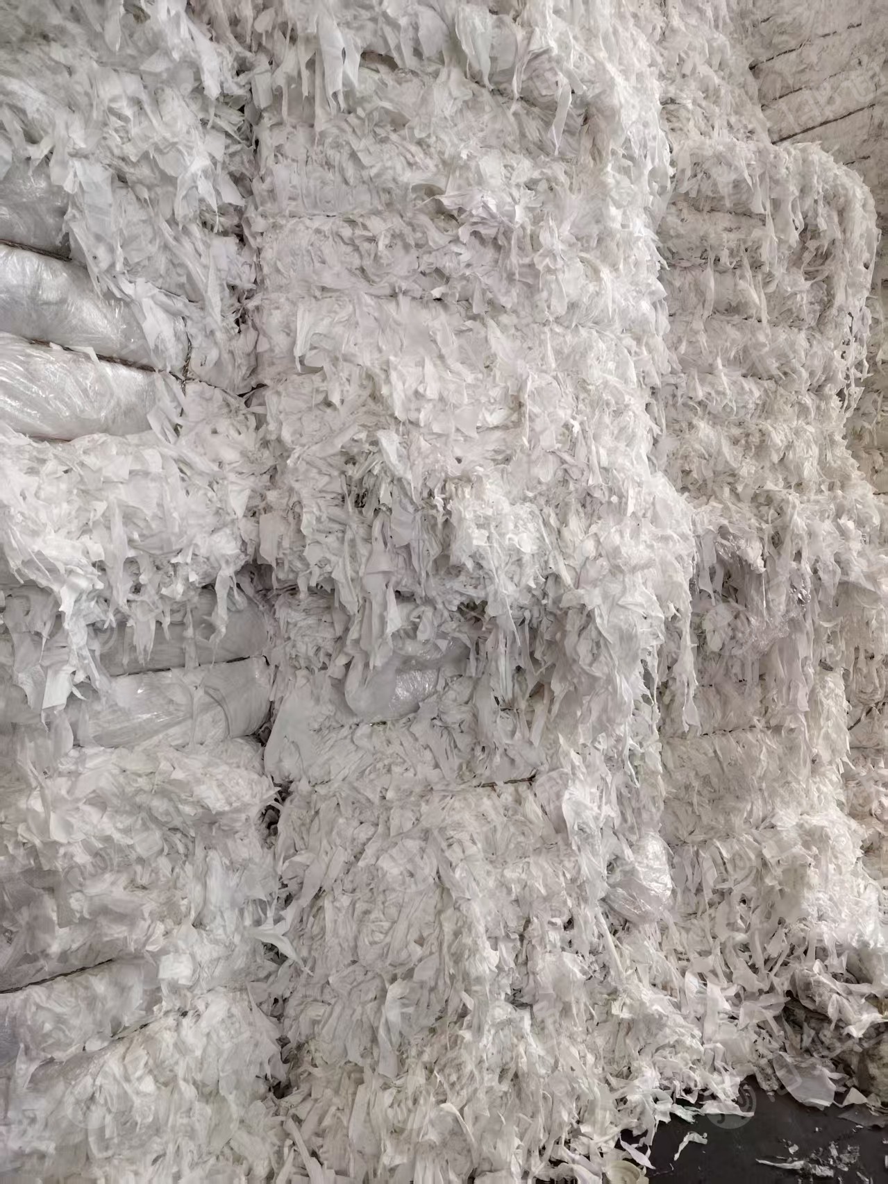 出售白色卫生巾边角料，PP/PE材质，复合无纺布边料，现货有一挂车，货在天津