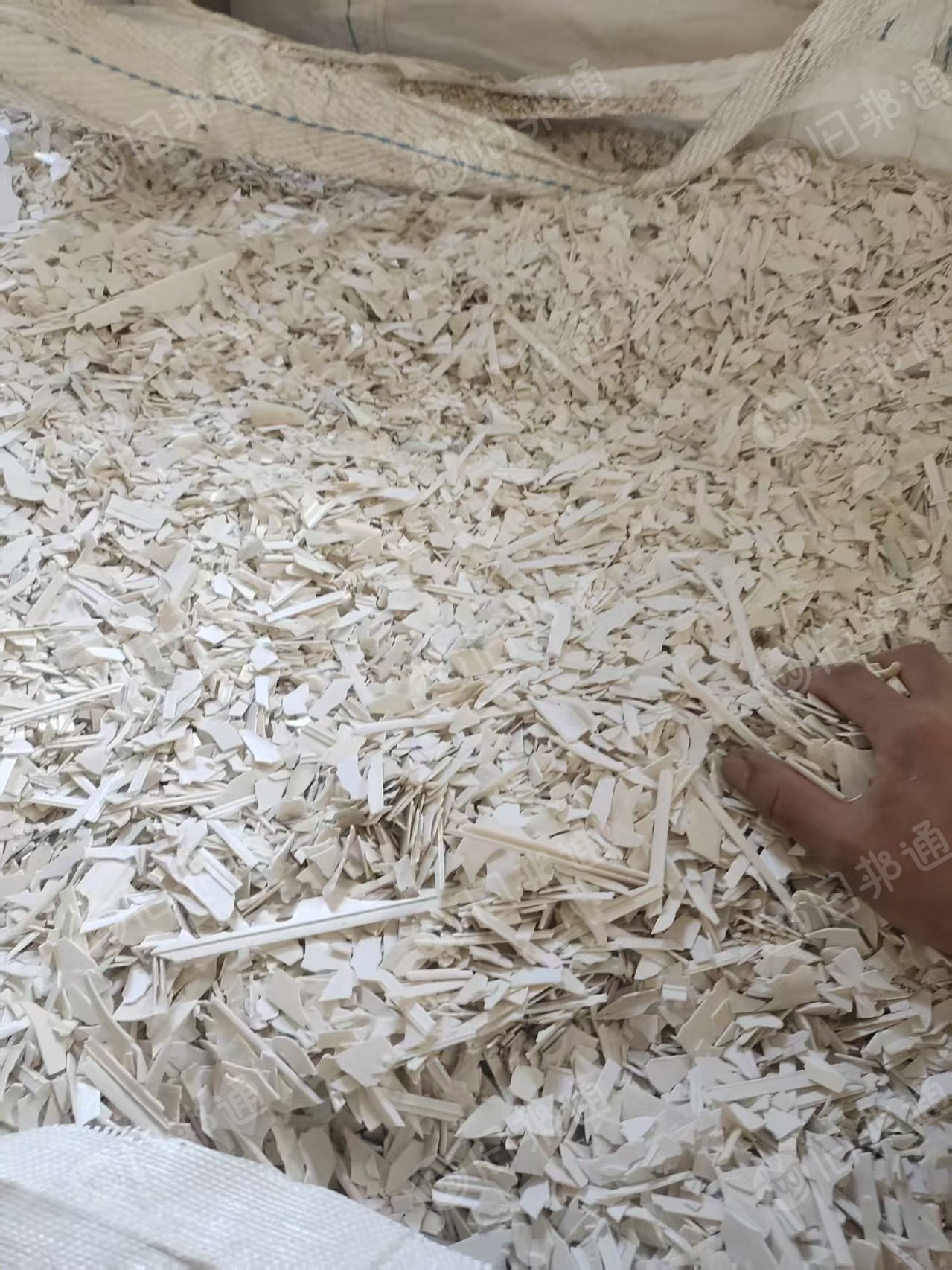长期出售硬性PVC破碎料，有扣板，墙板，大小管（小管含量50%以上），塑钢，三级料