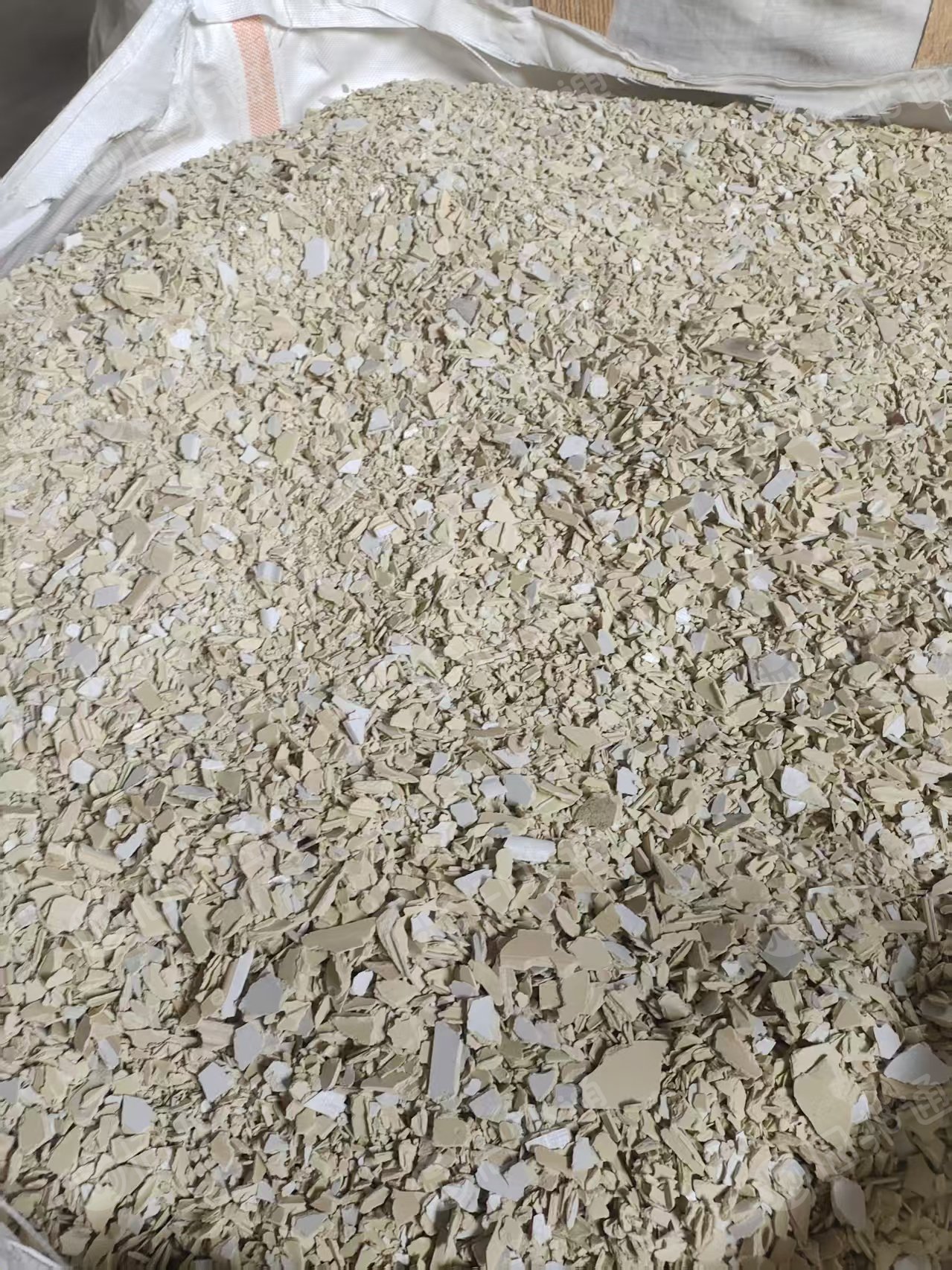 长期出售硬性PVC破碎料，有扣板，墙板，大小管（小管含量50%以上），塑钢，三级料