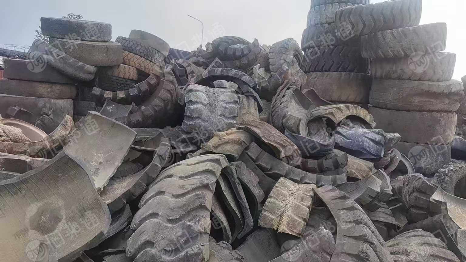 常年大量收购大小钢丝轮胎，尼龙轮胎