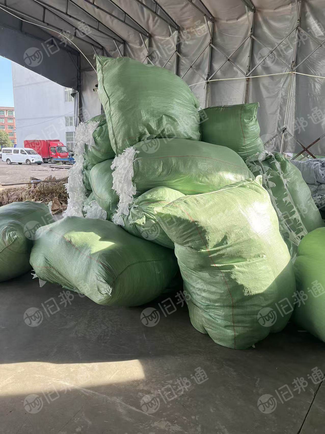 长期大量出售做手套无纺布边角料，水刺无纺布边料，涤黏无纺布，月供70吨左右，货在浙江温州