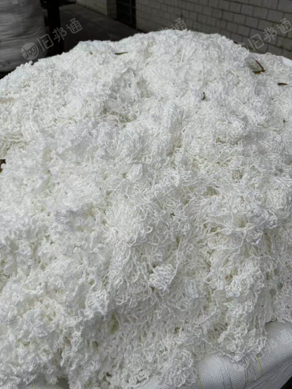 厂家长期大量出售白色涤纶水丝，涤纶废丝，75D,现货有80吨，货在湖南永州