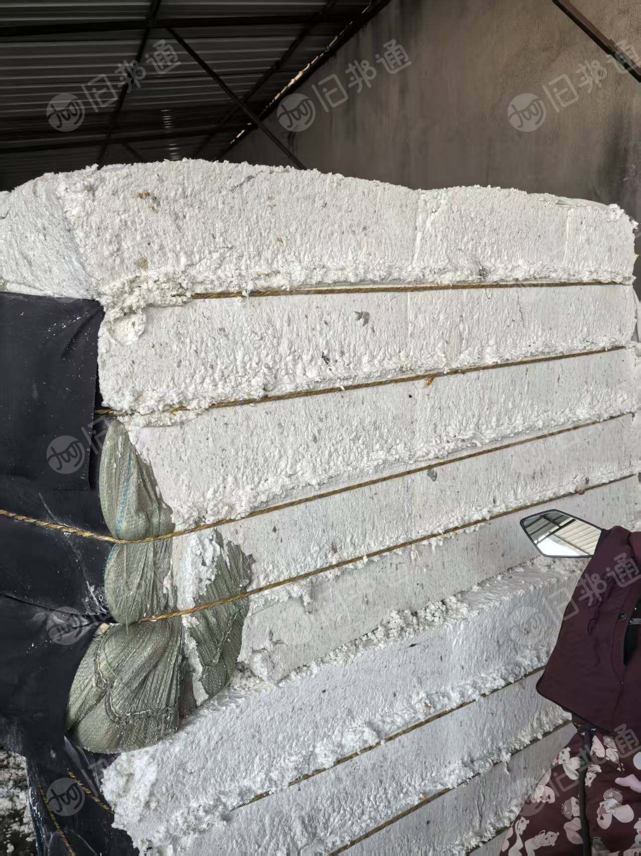 长期出售白色涤纶磨毛料,毛毛料,含水30,月供100吨
