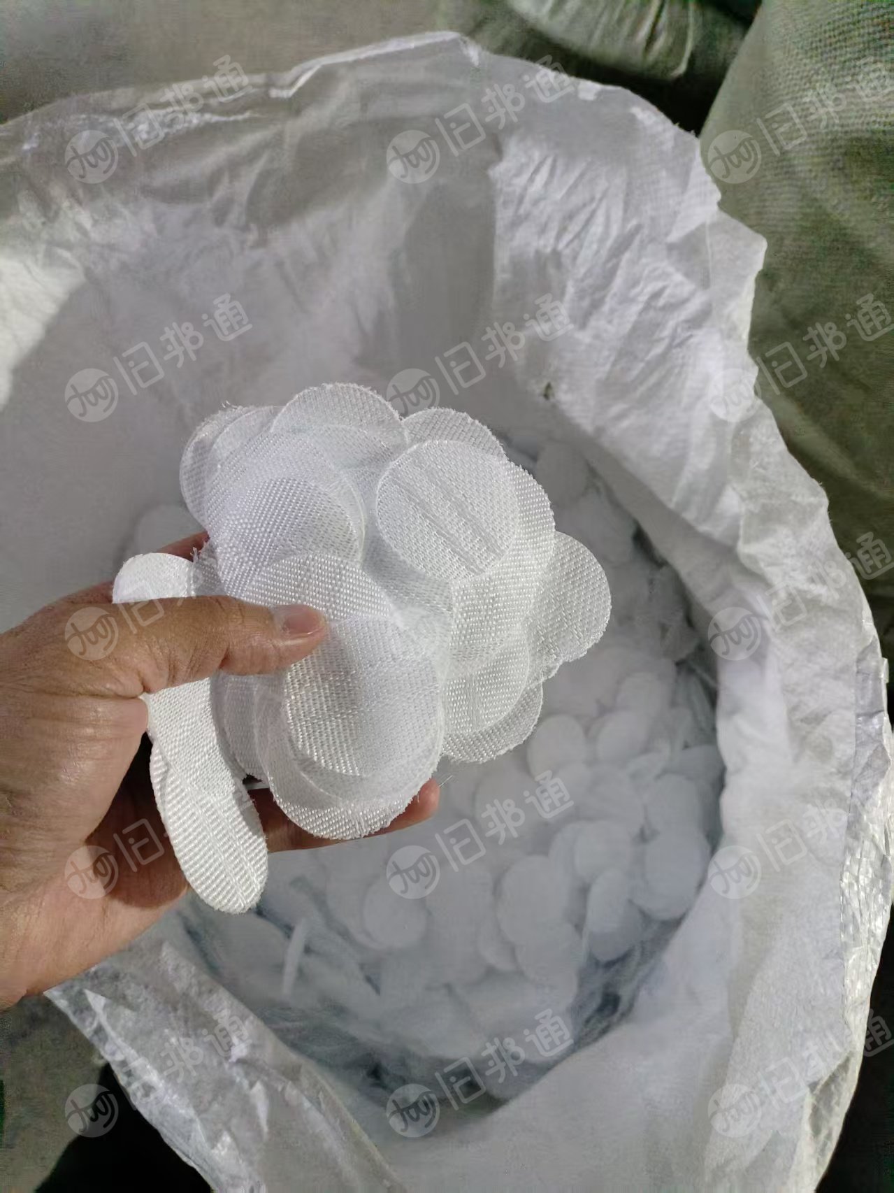 长期出售布带厂丙纶下脚料，丙纶废布，有带一层浆，在浙江绍兴。