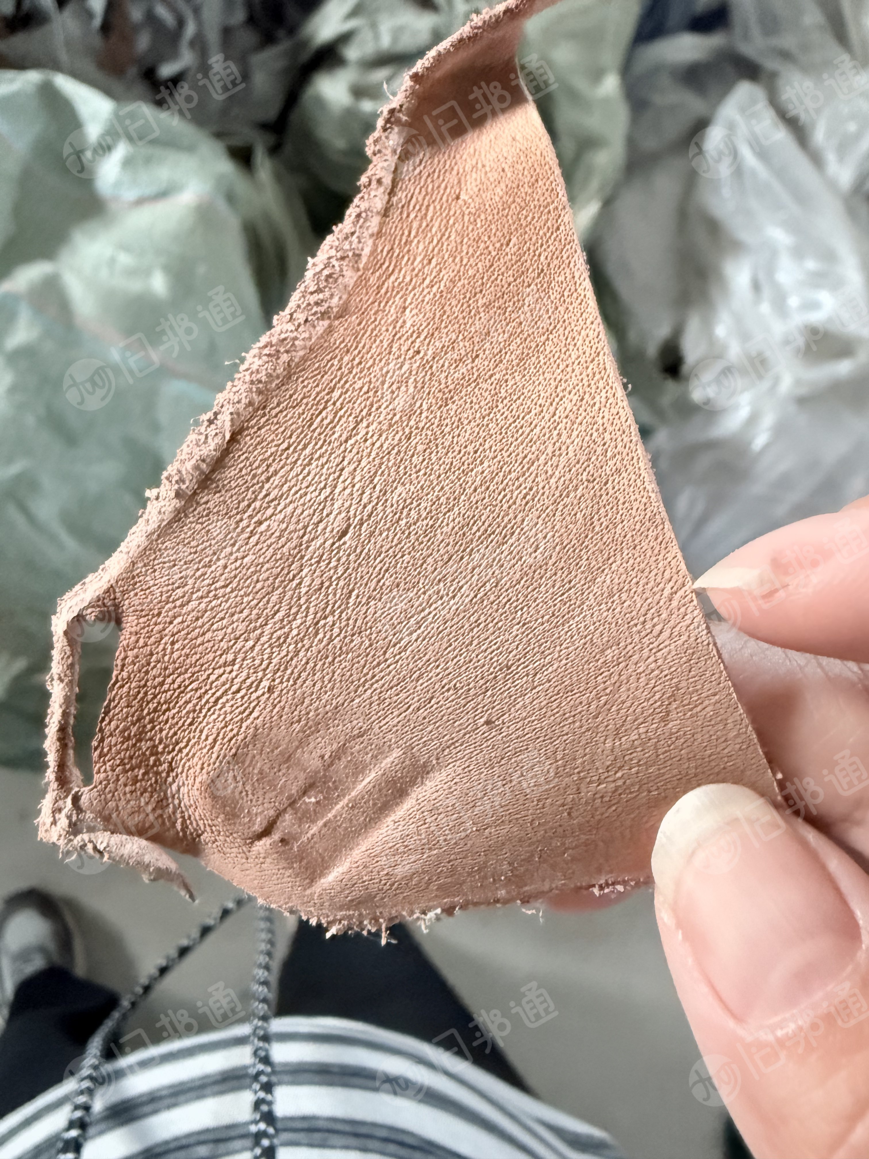 长期出售做皮鞋下来的牛皮，牛皮下脚料，现货30吨
