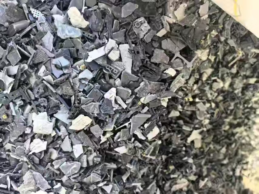 出售pc/abs合金料，一种是带铜螺母的，一种不带铜螺母的，加矿粉和没加矿粉混在一起