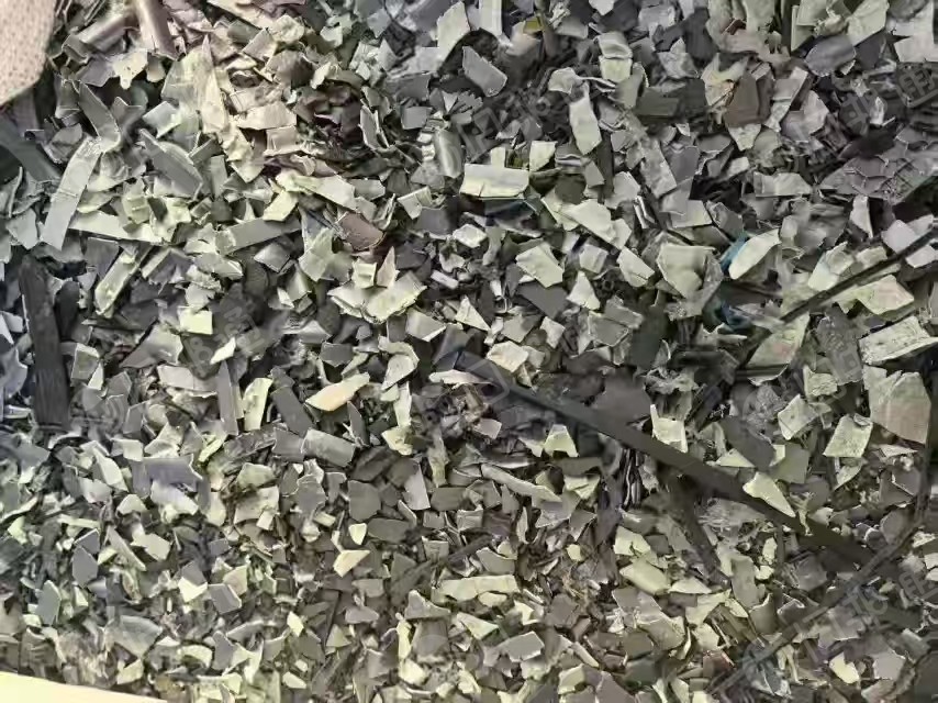 出售pc/abs合金料，一种是带铜螺母的，一种不带铜螺母的，加矿粉和没加矿粉混在一起