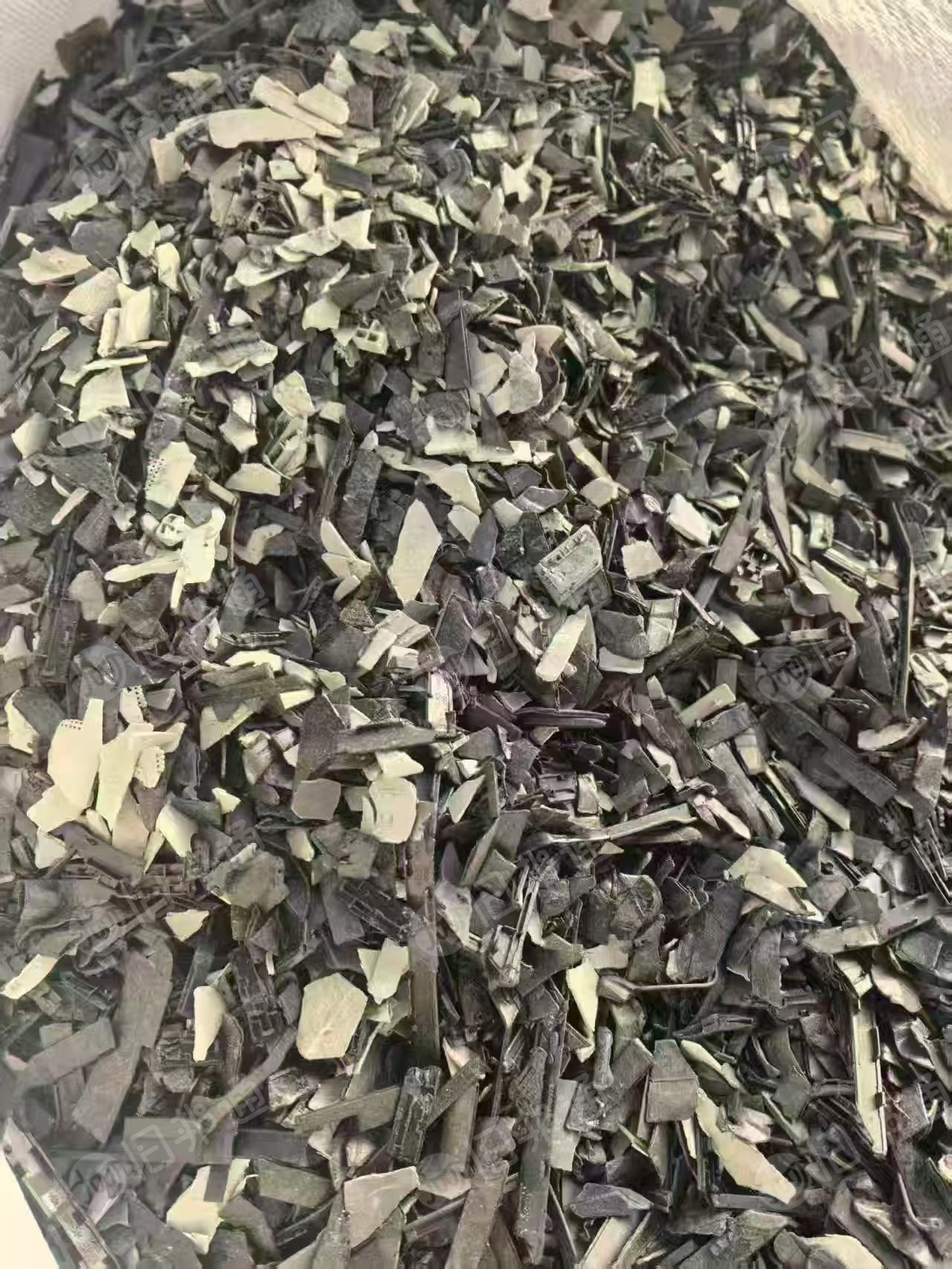 出售pc/abs合金料，一种是带铜螺母的，一种不带铜螺母的，加矿粉和没加矿粉混在一起