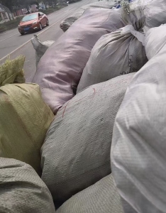 长期出售涤纶窗帘废布，窗帘布，可以造粒，月供二十吨左右，货在湖北襄阳