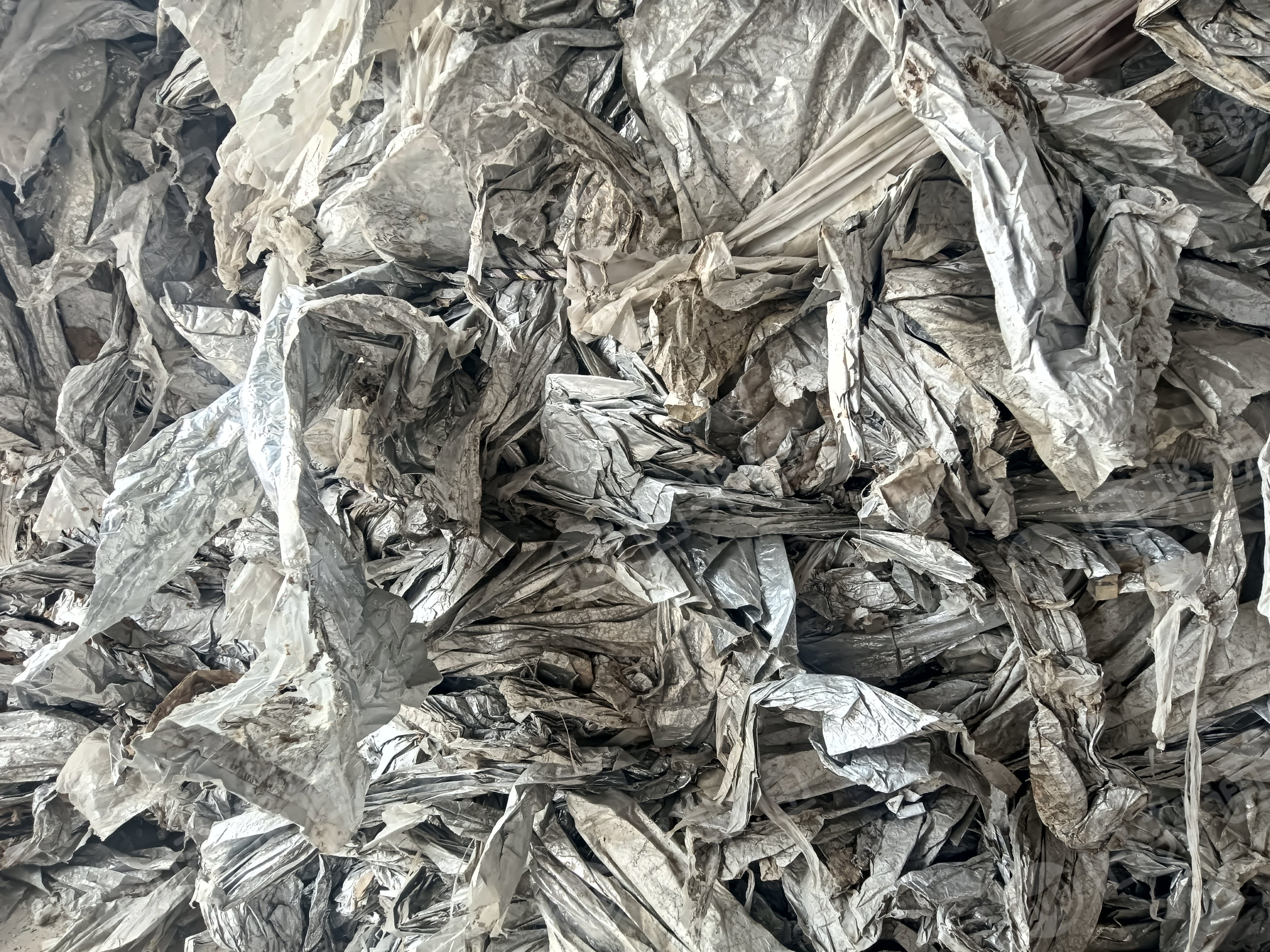 出售PET镀铝膜，表层有牛皮纸已洗掉，现货15吨