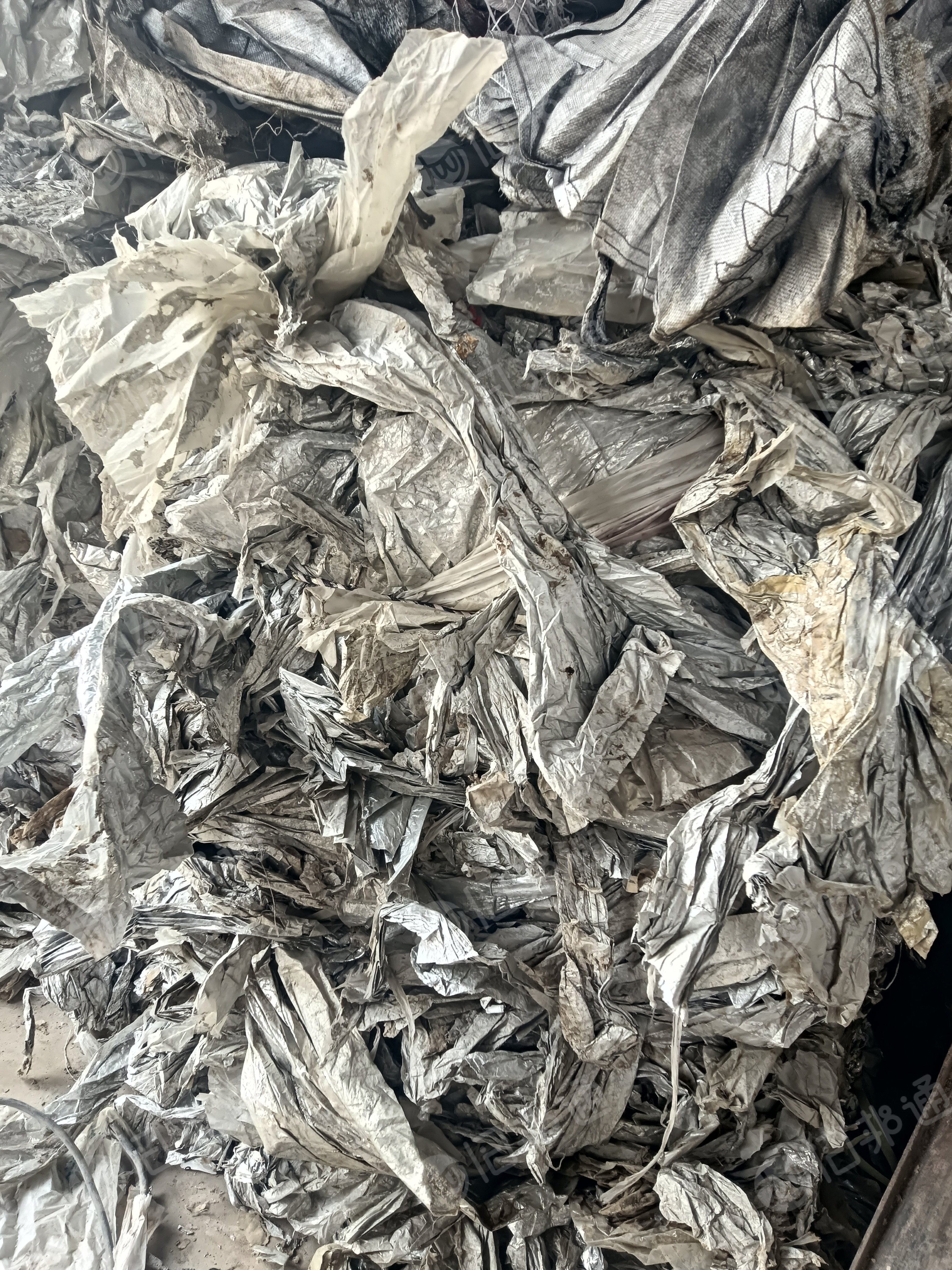 出售PET镀铝膜，表层有牛皮纸已洗掉，现货15吨