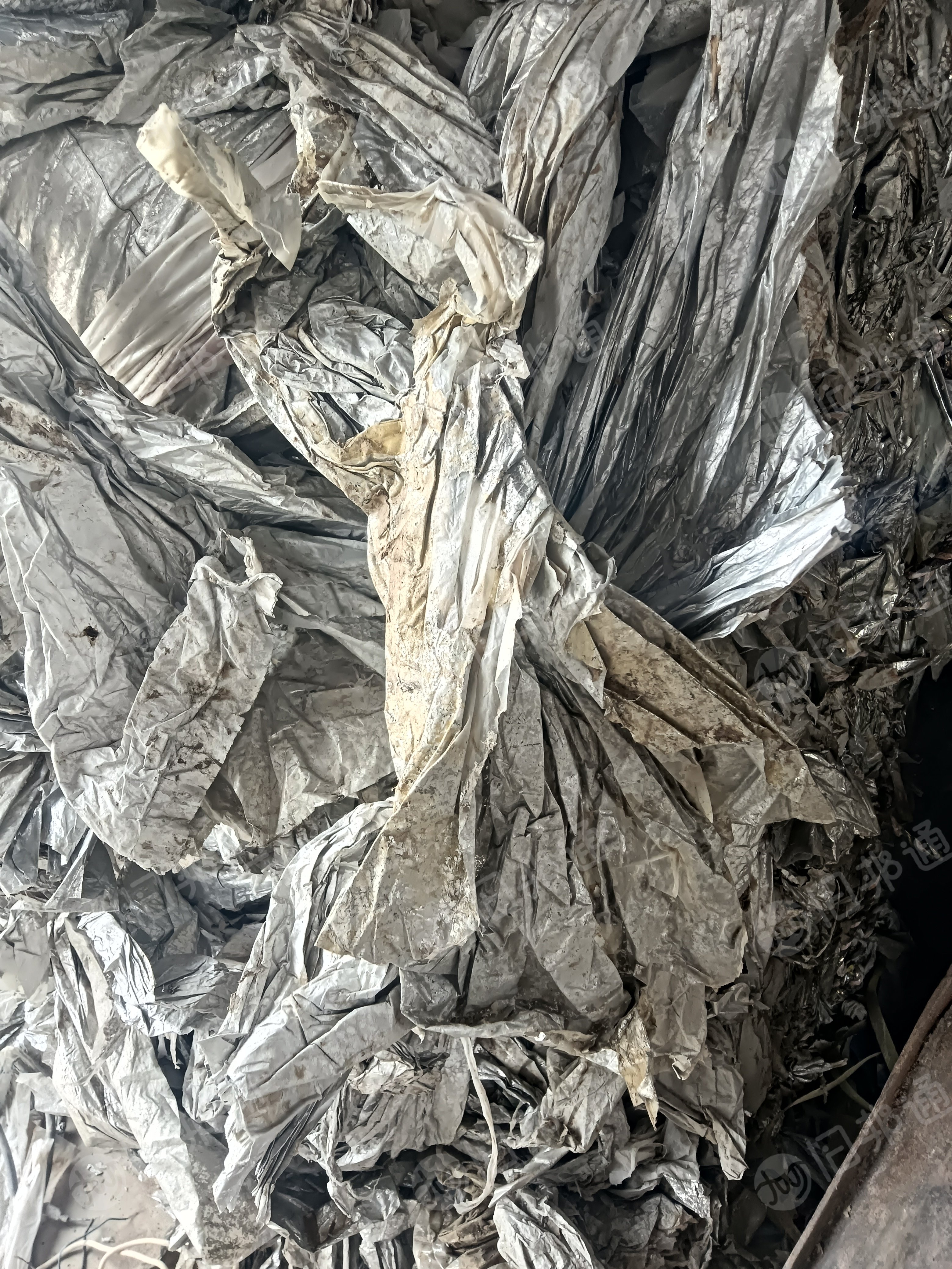 出售PET镀铝膜，表层有牛皮纸已洗掉，现货15吨