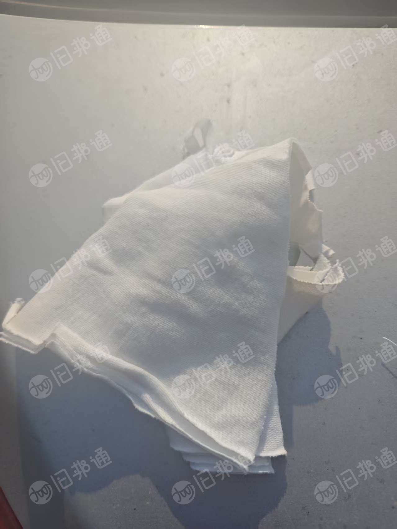 长期大量出售白色涤棉废布，纯棉废布，针织梭织都有，月供百来吨，货在山东青岛