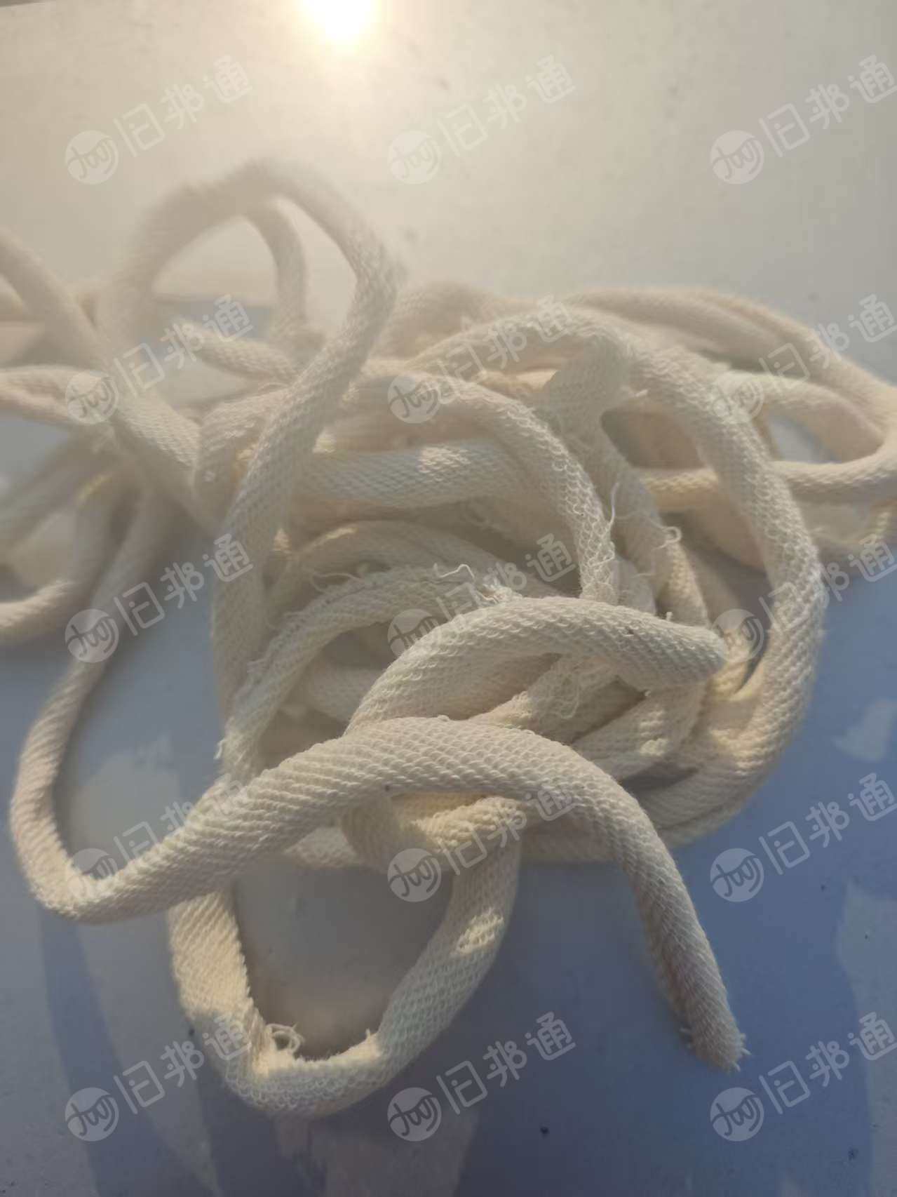 长期大量出售白色涤棉废布，纯棉废布，针织梭织都有，月供百来吨，货在山东青岛