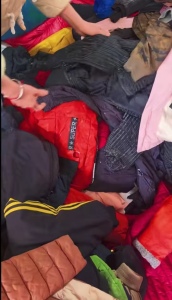 长期大量出售冬装，夏装，鞋子，包包，毛衣，毛绒睡衣，滑料棉服，白料