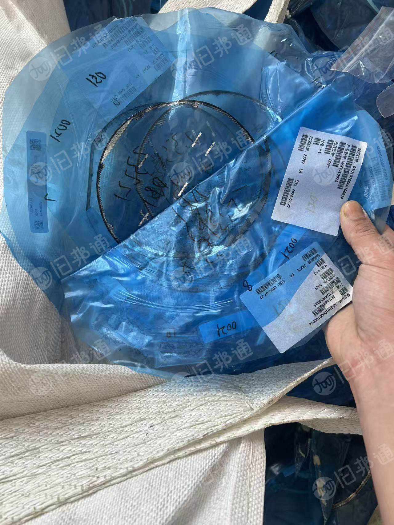 出售PE蓝膜，带胶膜，包装贵金属下来的，现货15吨