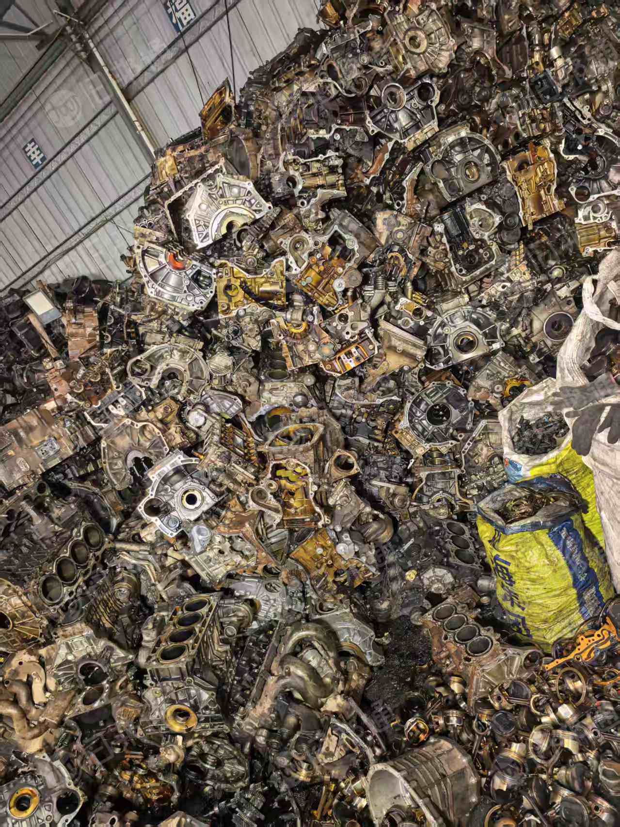 长期出售发动机铝，现货200吨