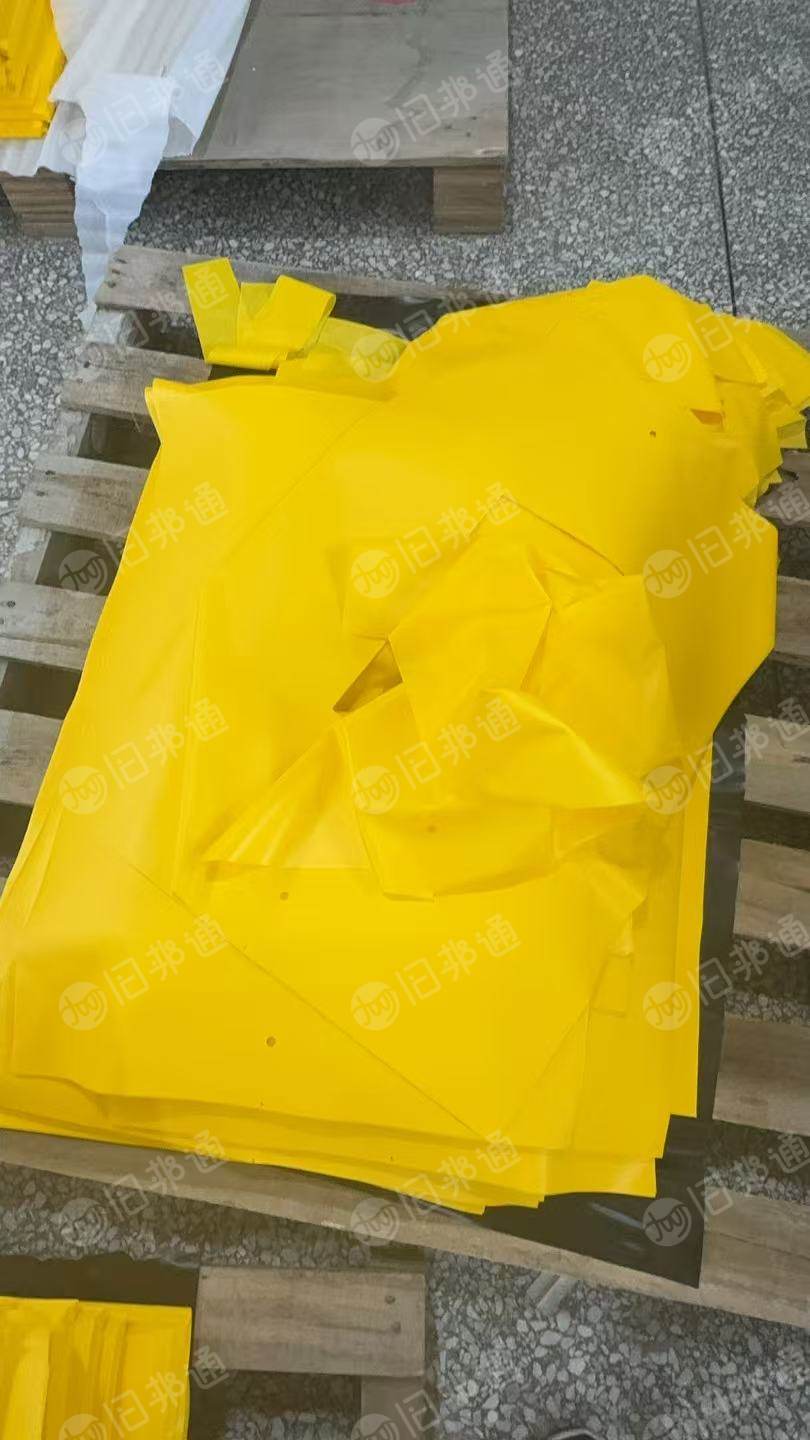 出售软质PVC充气边料，主要做国外订单吹气，有两种，透明白色无油墨和杂色