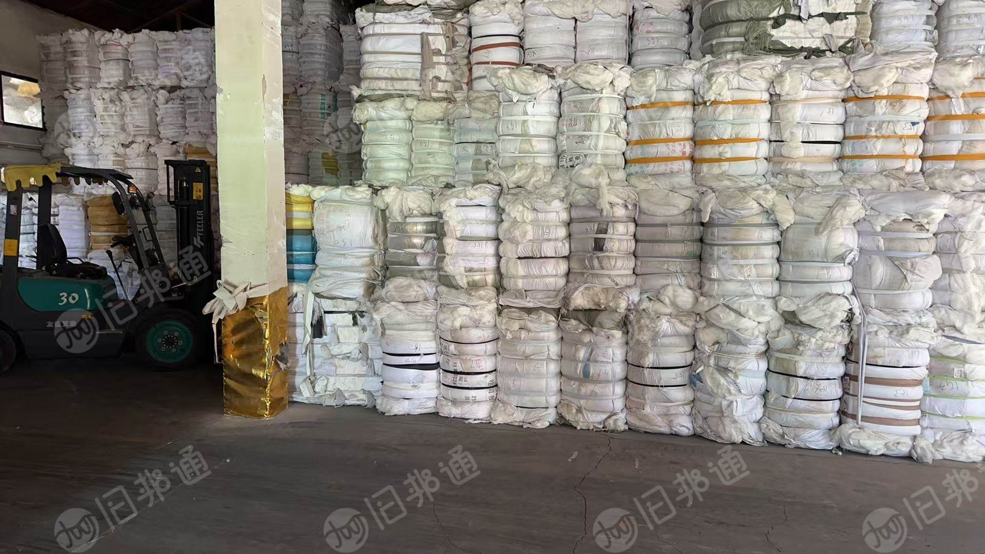 长期出售全涤纶原料化纤丝再生棉，有半麻，全麻，现货300吨