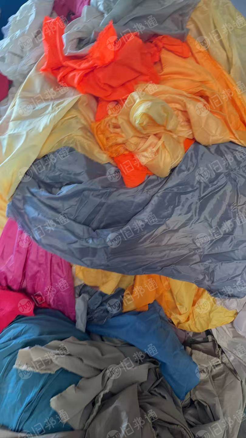 长期出售涤纶废布，涤纶造粒布，白色，杂色都有分拣开，现货几十吨