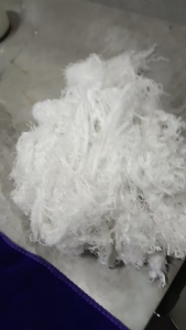 长期出售经编厂下来的涤纶废丝，涤纶弹丝，涤纶长丝，弹丝月供20吨