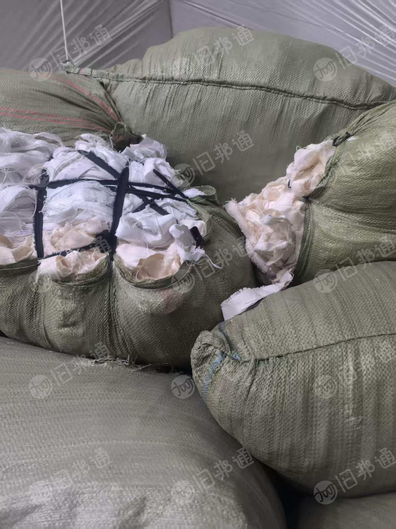 长期出售帆布袋下来的涤棉废布，废布边角料，漂白跟土白色一起卖，含棉量60-70，现货售三四十吨