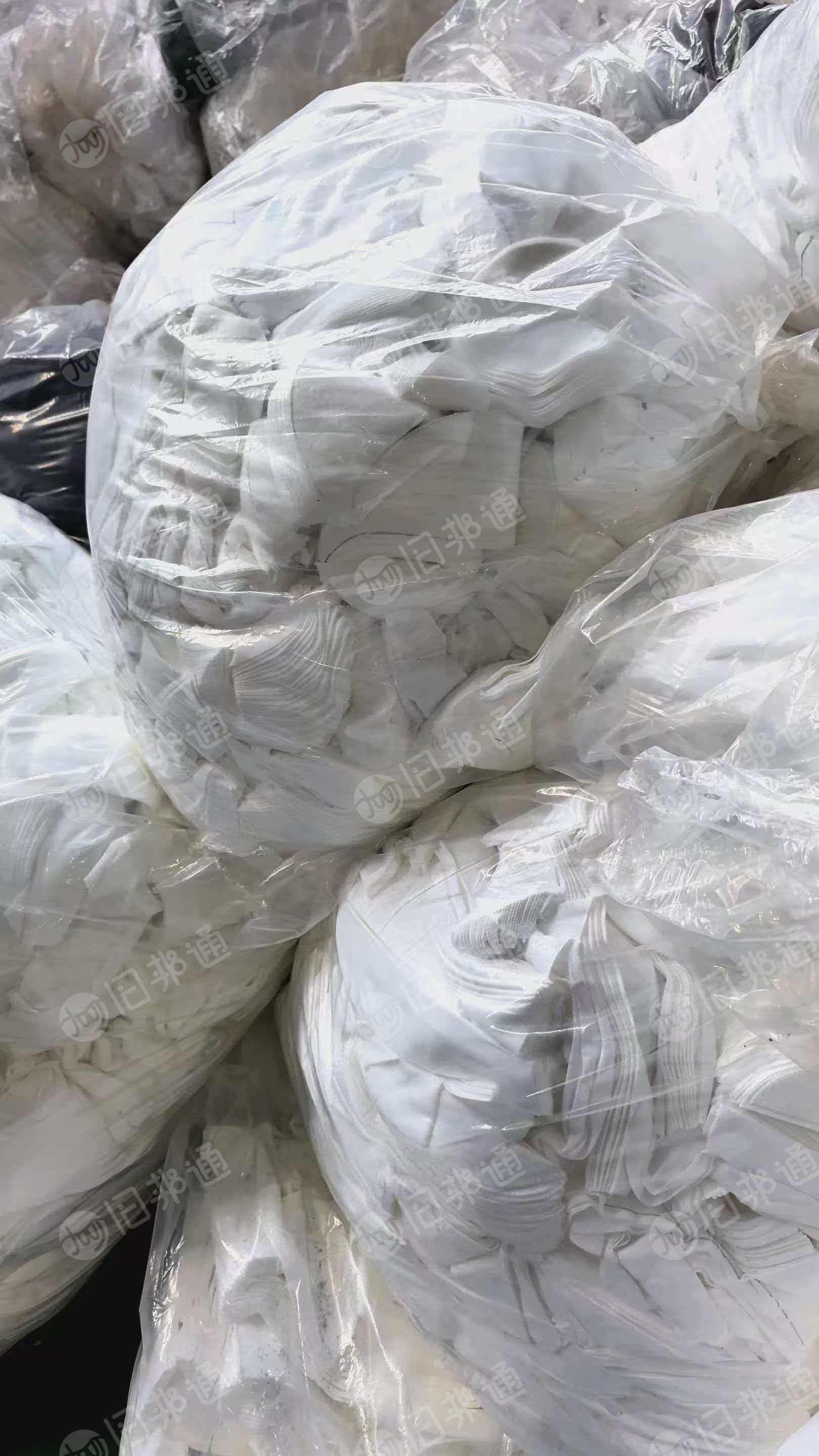 长期出售服装厂杂色涤棉废布，涤棉下脚料，白色居多，含棉40左右，现货20吨