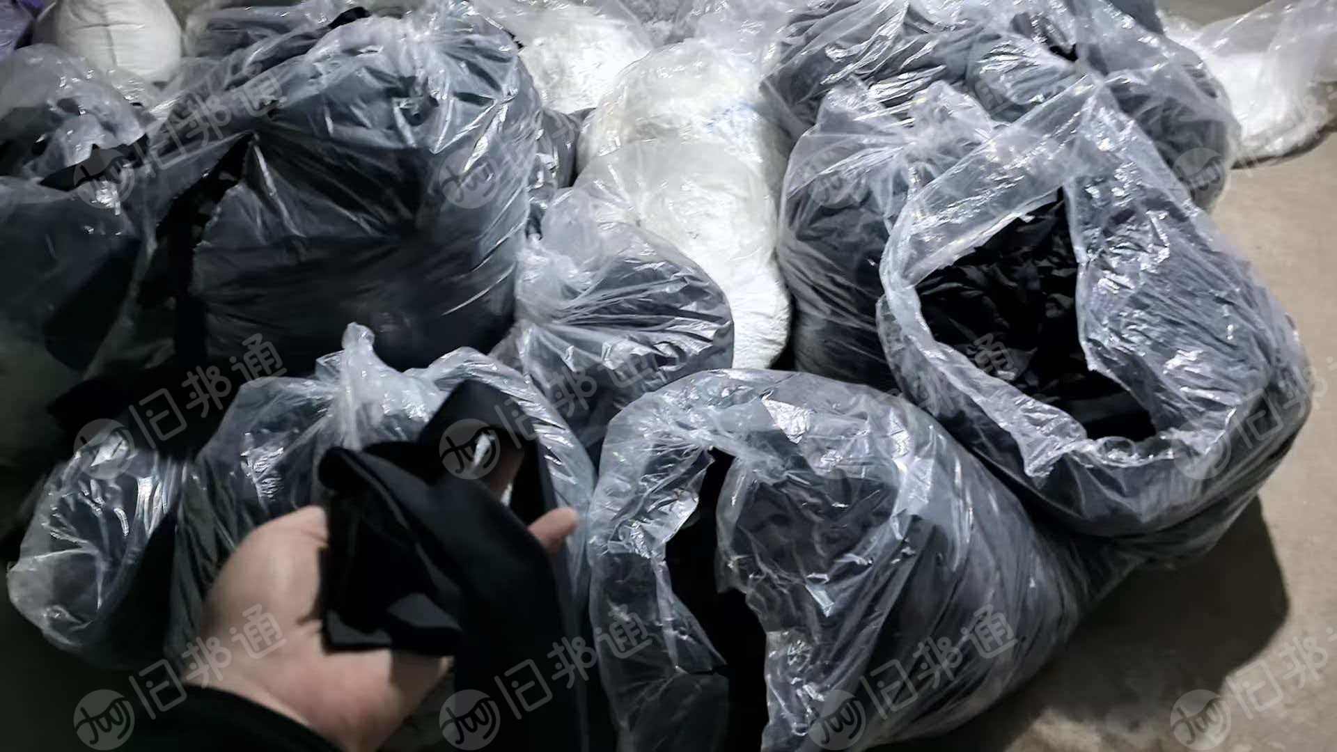 长期出售服装厂杂色涤棉废布，涤棉下脚料，白色居多，含棉40左右，现货20吨