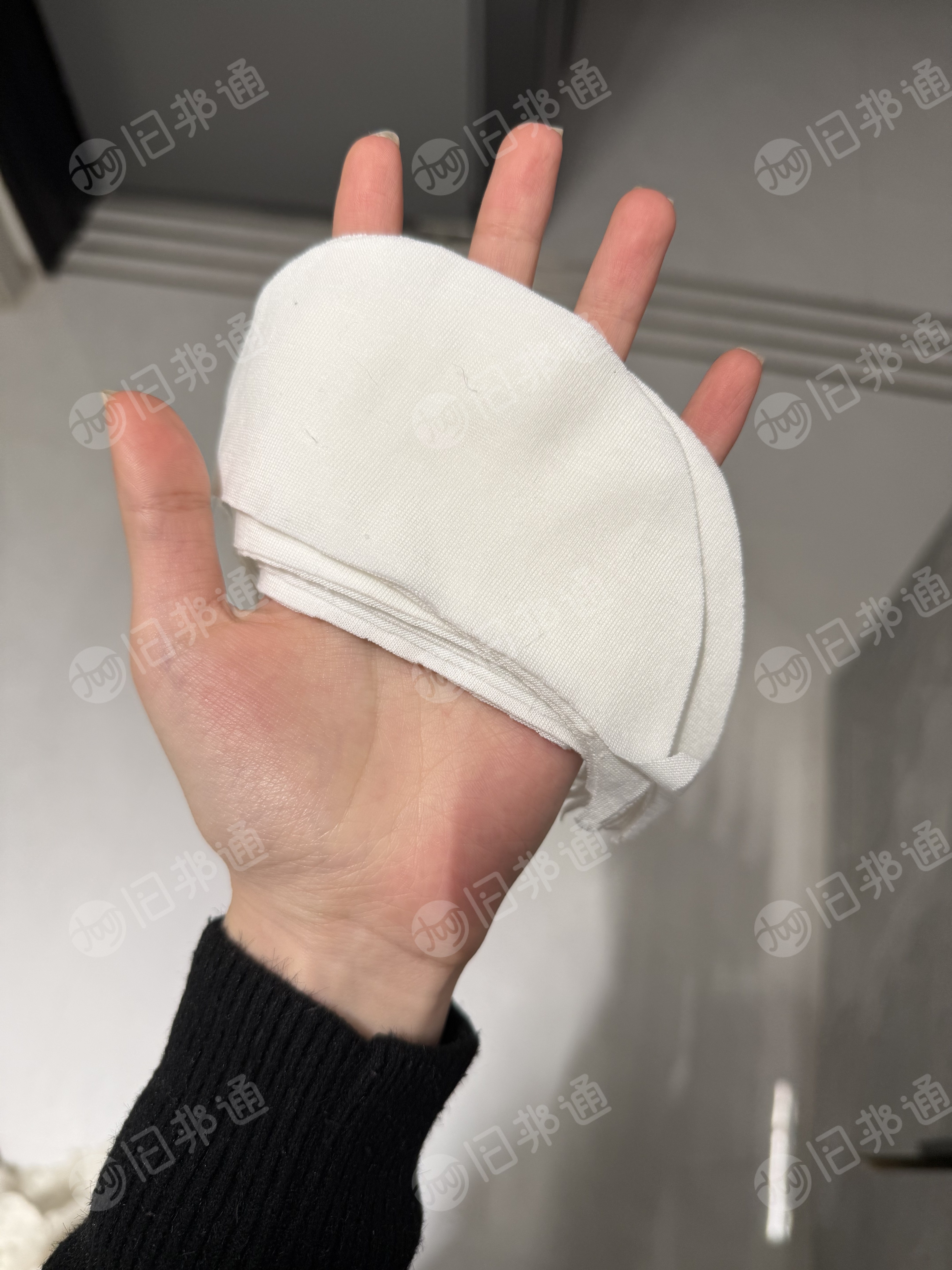 长期出售服装厂杂色涤棉废布，涤棉下脚料，白色居多，含棉40左右，现货20吨