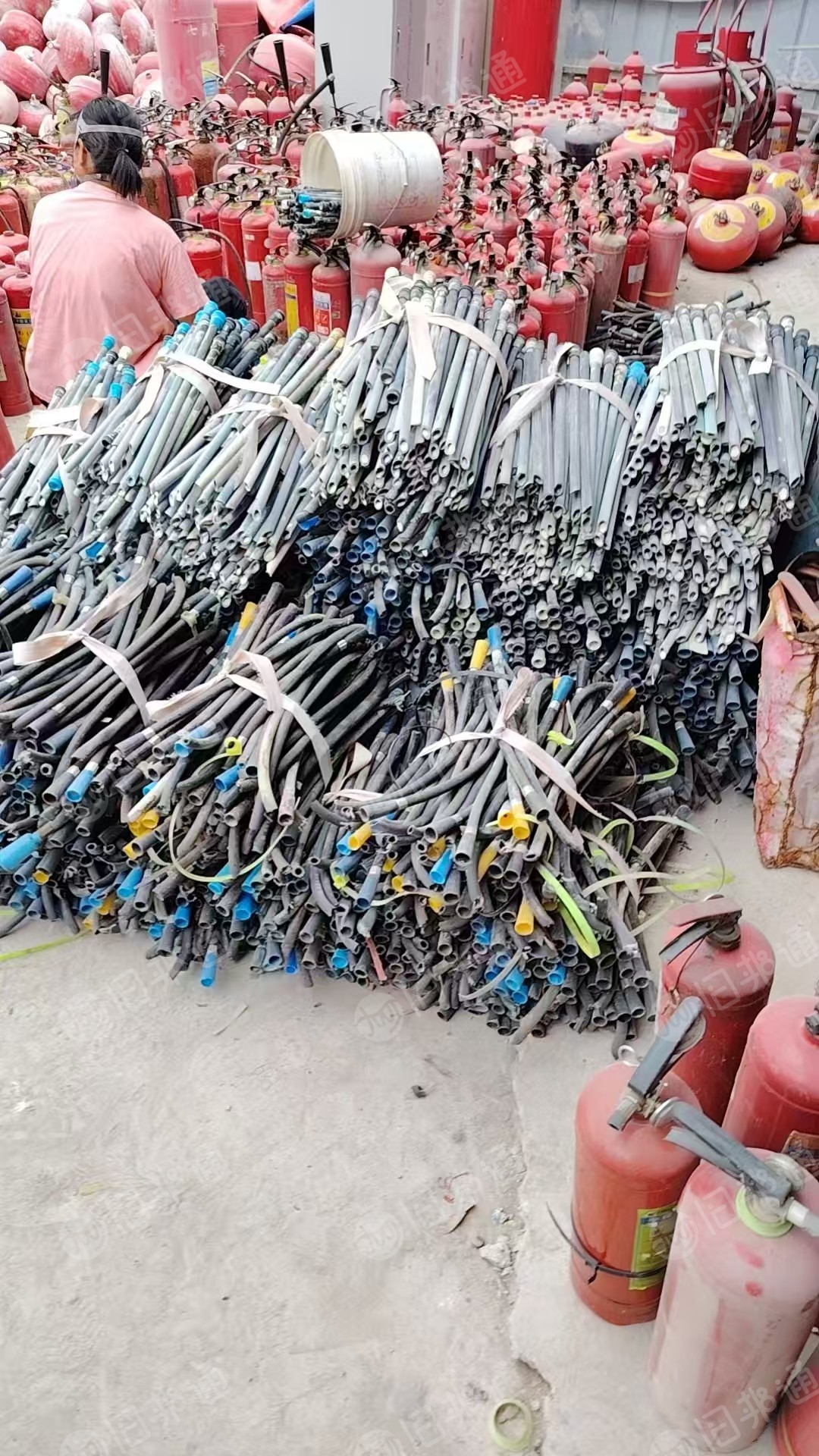 出售灭火器内外管，外部喷射软管是内胶外纤增强橡胶管，内部虹吸管是工程塑料pp和PVC都有