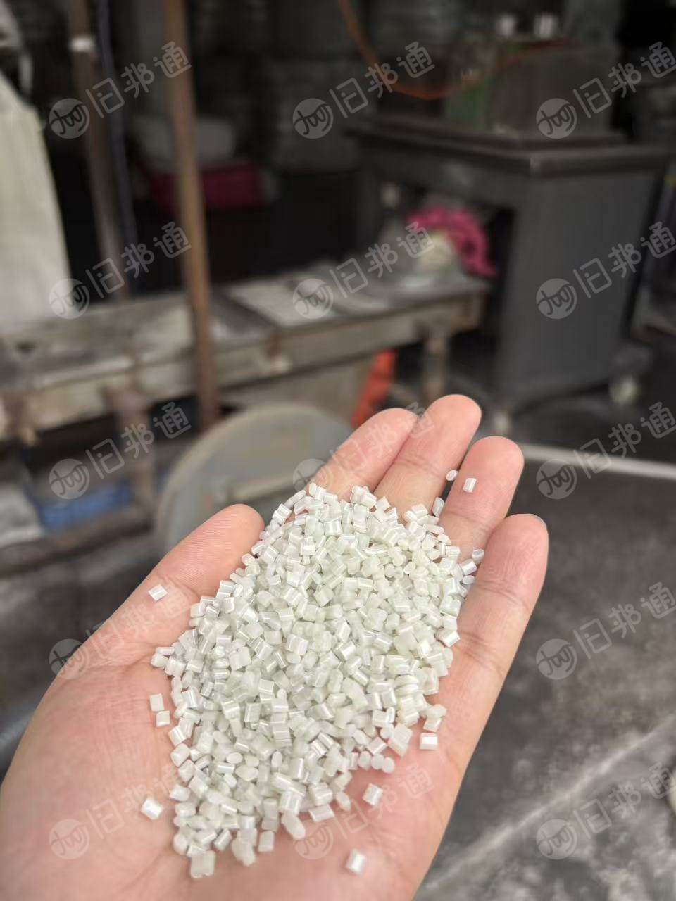 长期出售pet膜颗粒，过120目，粘度0.58左右，白色蓝色透明都有