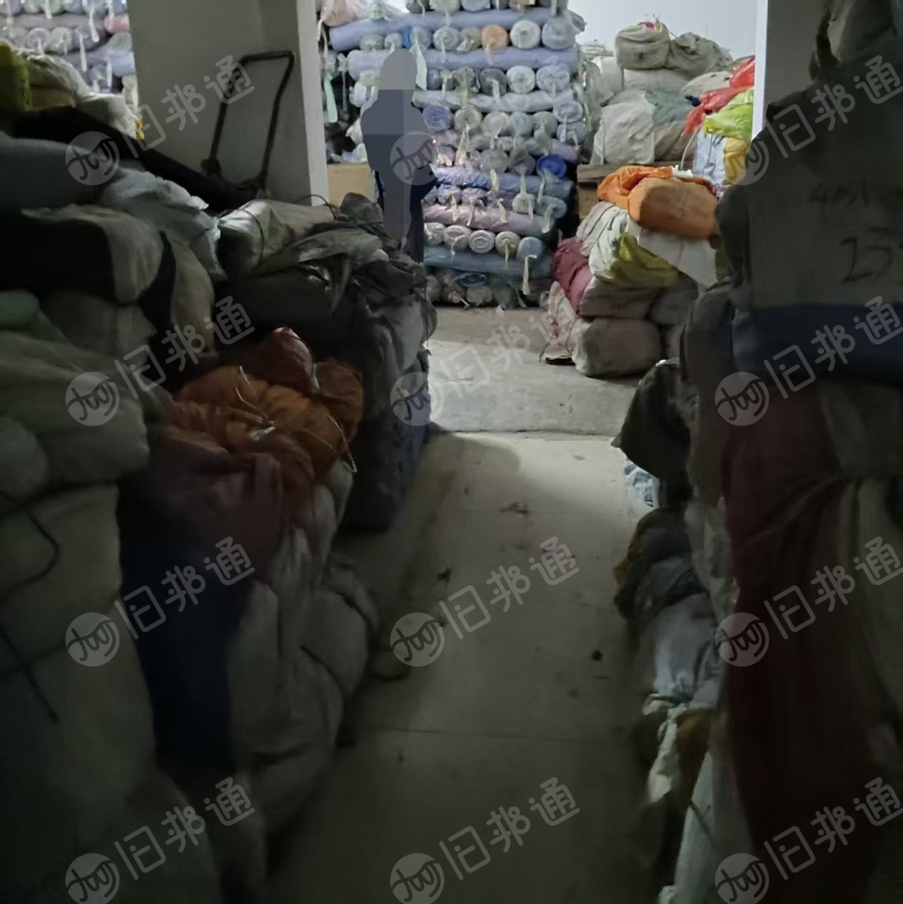 搬厂现货处理一批库存布梭织布，衬衫布双面卡梳珠帆加厚华达呢等等，20万米，低价处理