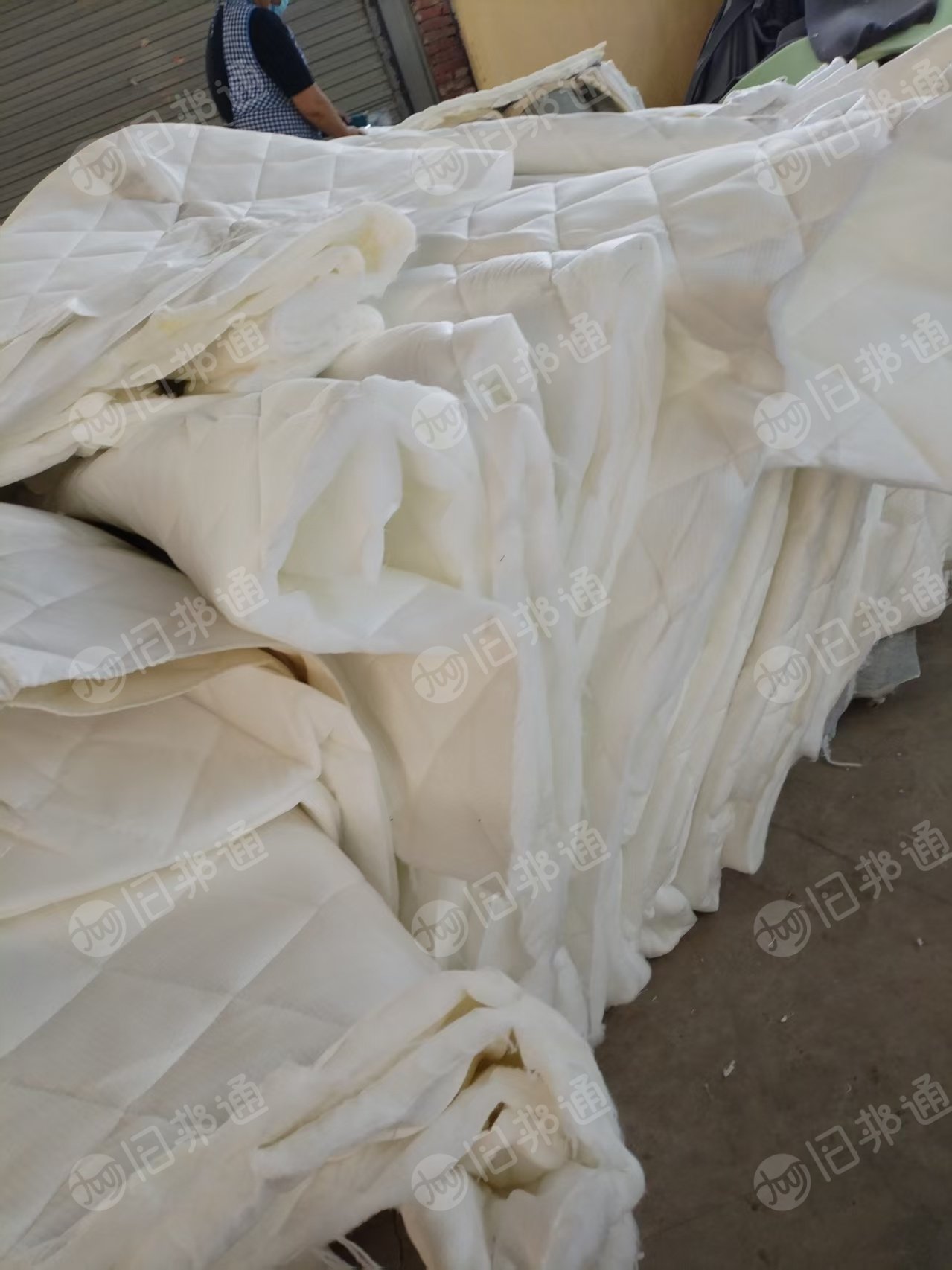 长期出售绗棉下脚料，都是大块的，一层布一层丝棉一层海绵一层无纺布，每个月6米8一车