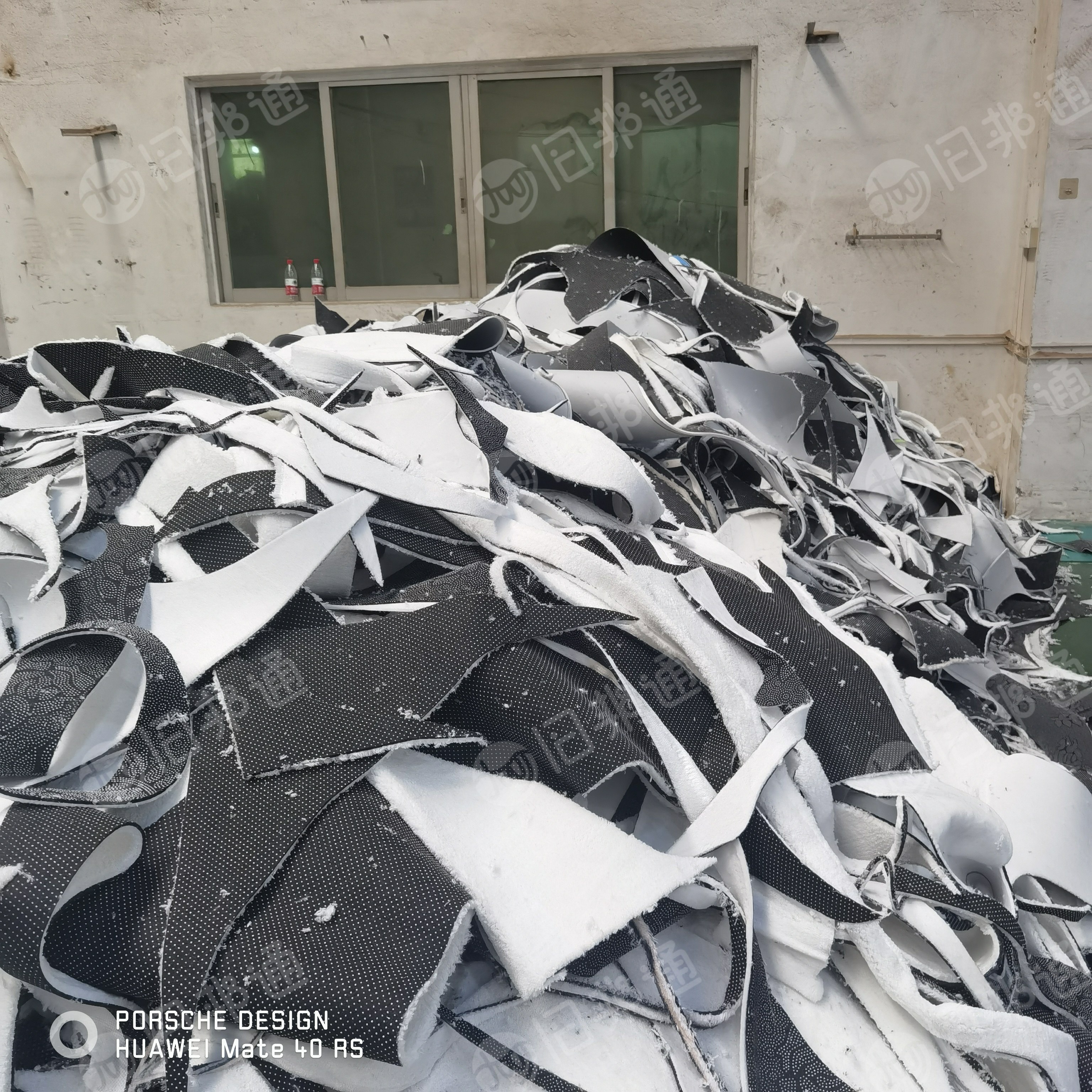 地毯厂家长期出售地毯边角料，涤纶材质，也有仿羊绒地毯，天鹅绒地毯，现货有七八吨，货在广东佛山