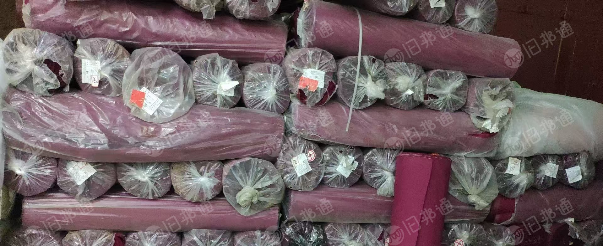 长期出售红色纯棉帆布，纯棉库存布，库存布，1.15米宽，克重390，现货有八千多米，货在广东普宁