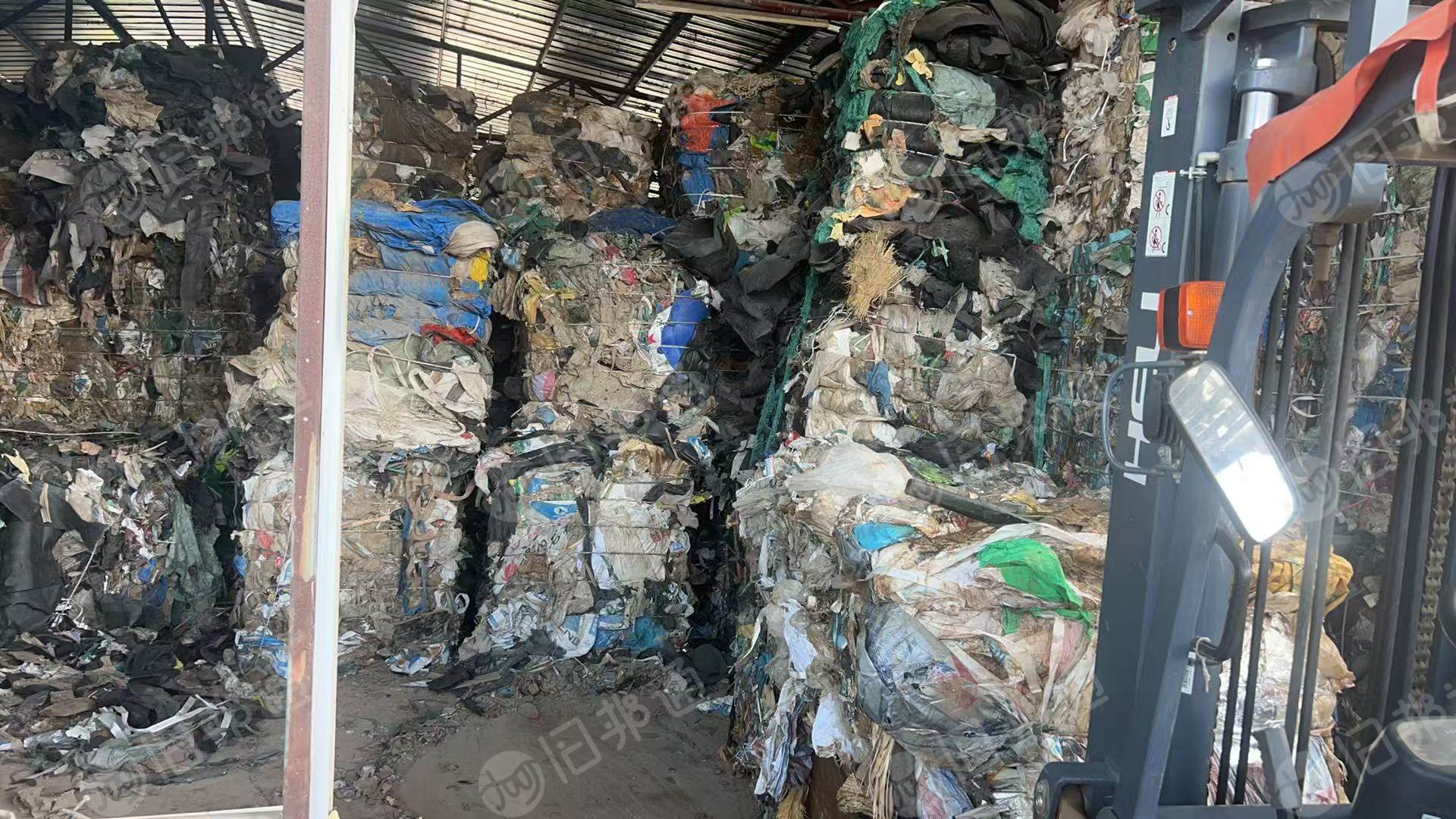 长期出售黑料，燃烧料，有工业废料，旧衣服黑料，有压包，月供500吨