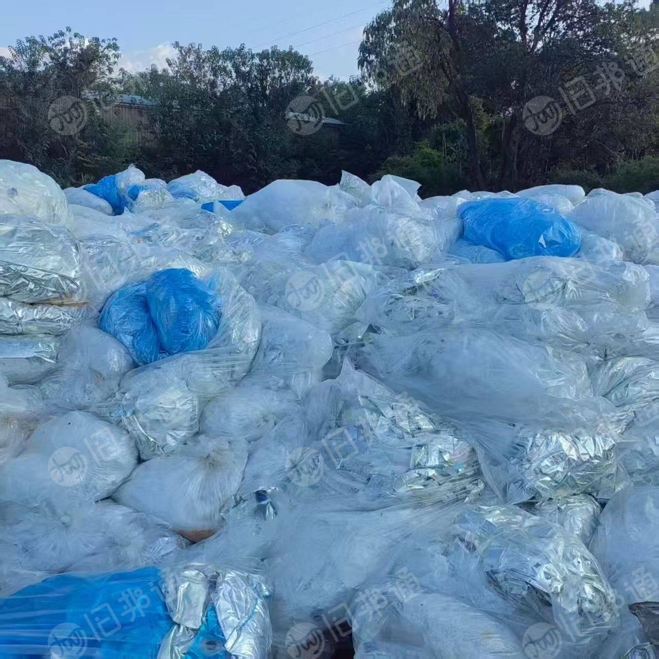 出售PE复合PET镀铝膜废料，现货300/400吨