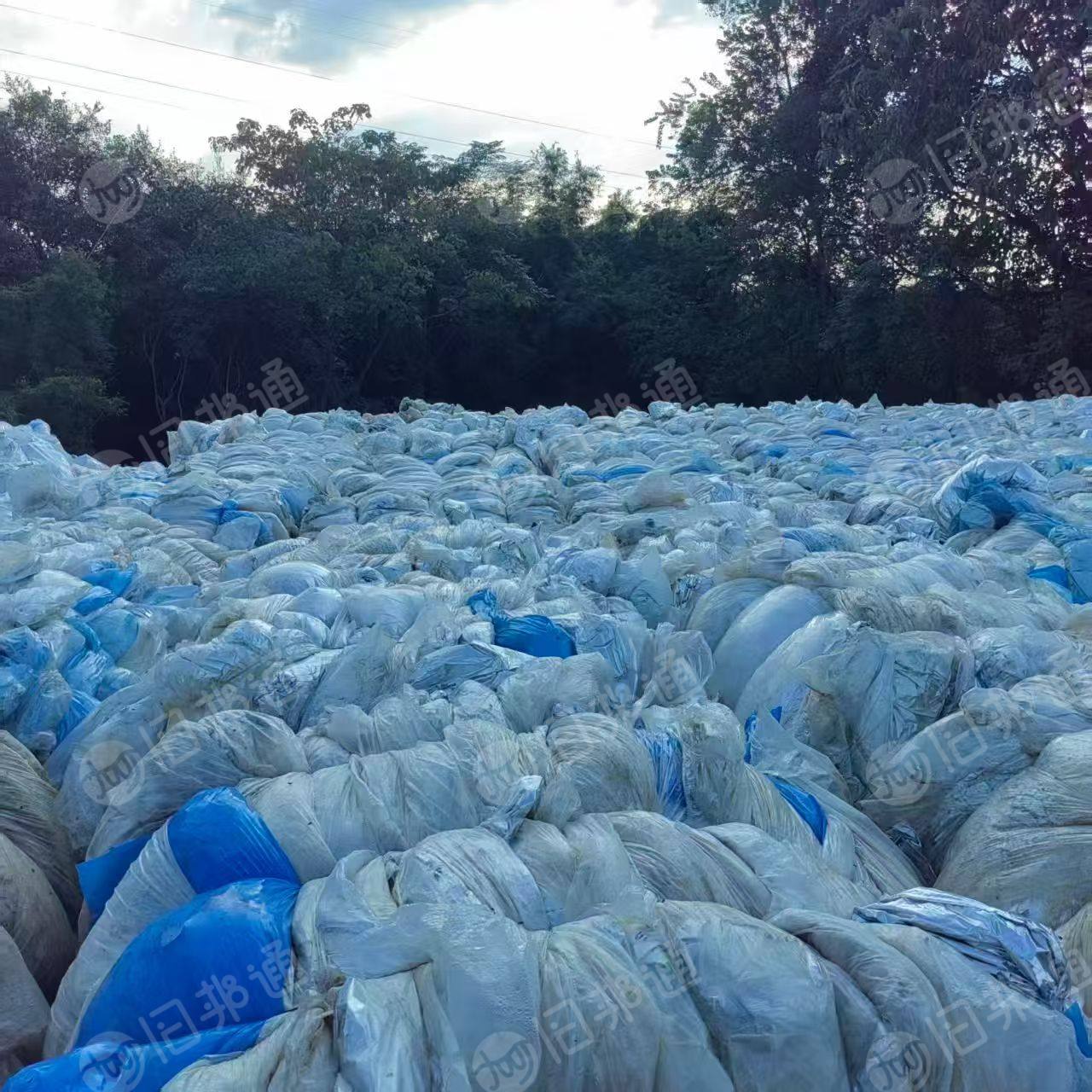 出售PE复合PET镀铝膜废料，现货300/400吨