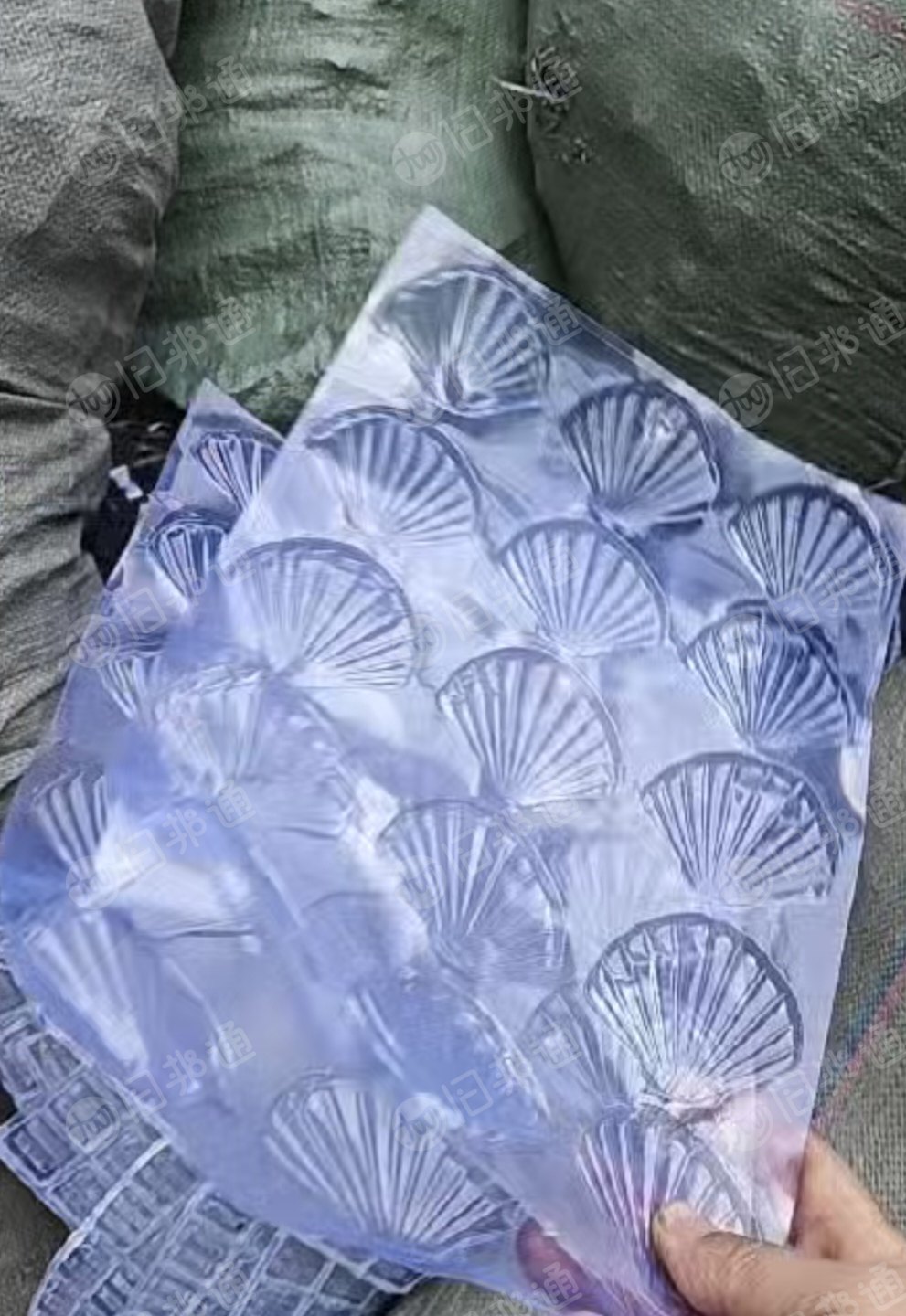 出售蓝色透明硬质PVC磨粉料，过20目浅蓝色干粉，现货300吨