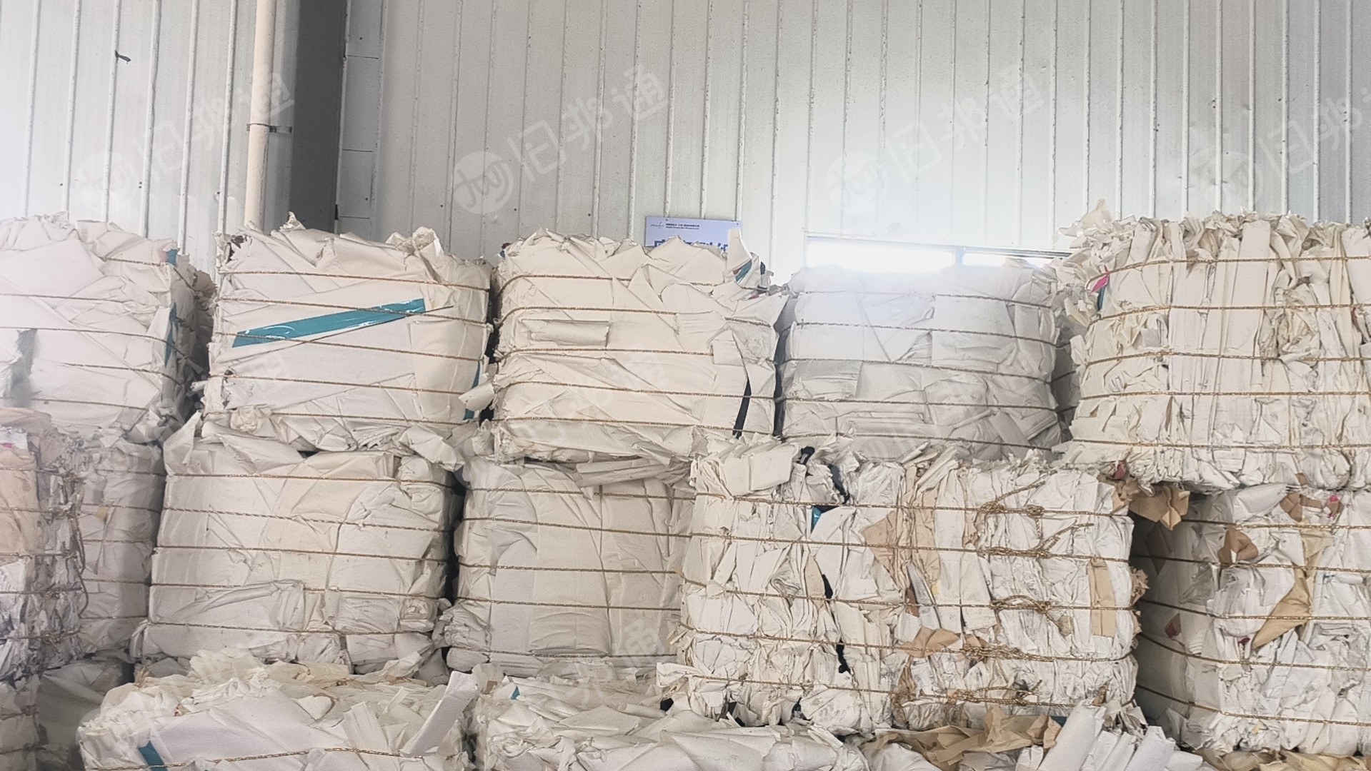 长期出售皮革纸废料，带膜和无膜混打，少量卷筒