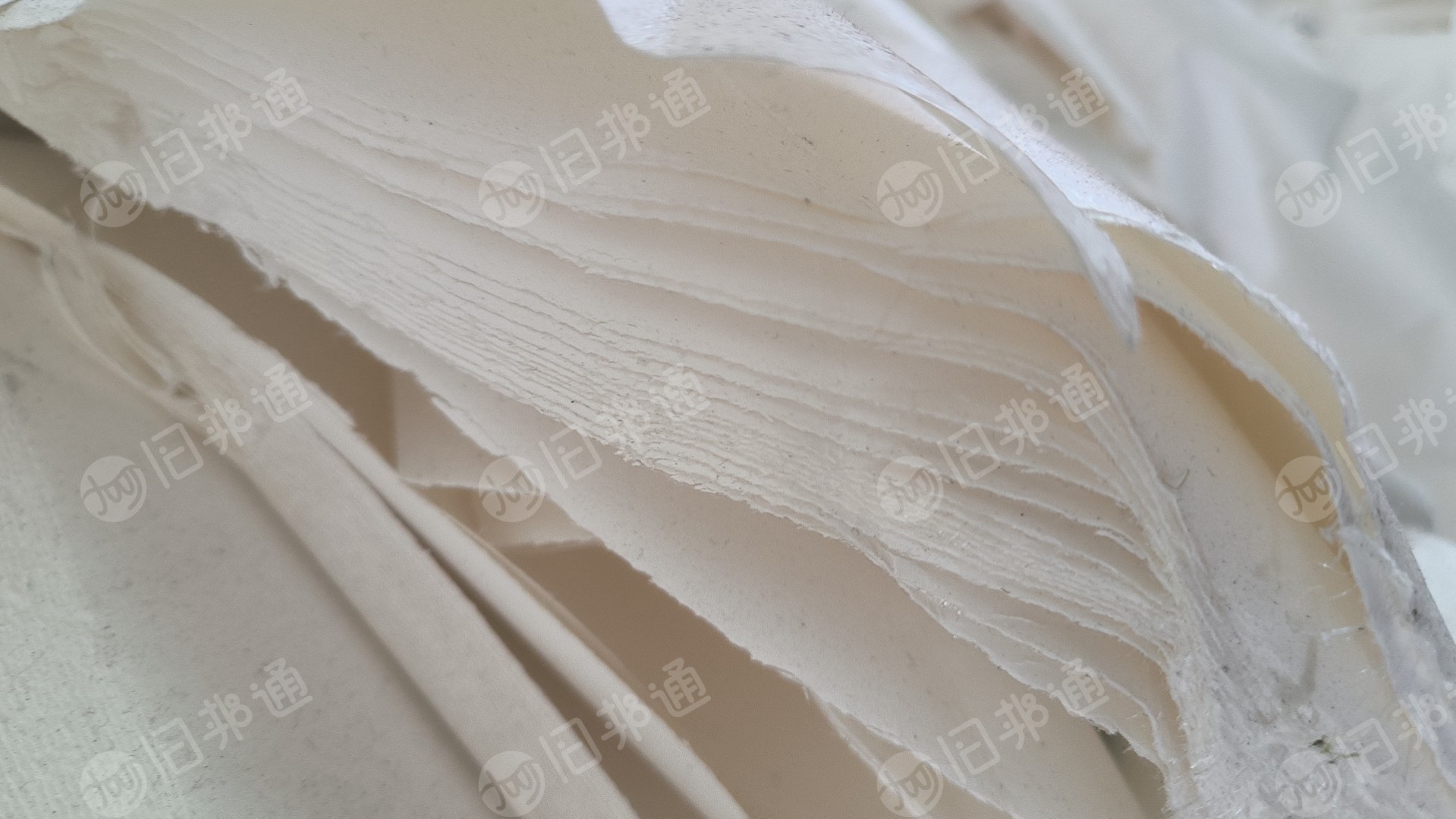 长期出售皮革纸废料，带膜和无膜混打，少量卷筒