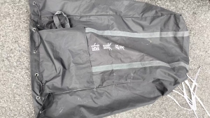 出售二手袋子，防水带涂层类似雨衣材质，现货有1000多个，可以装30斤的货物，货在江西南昌
