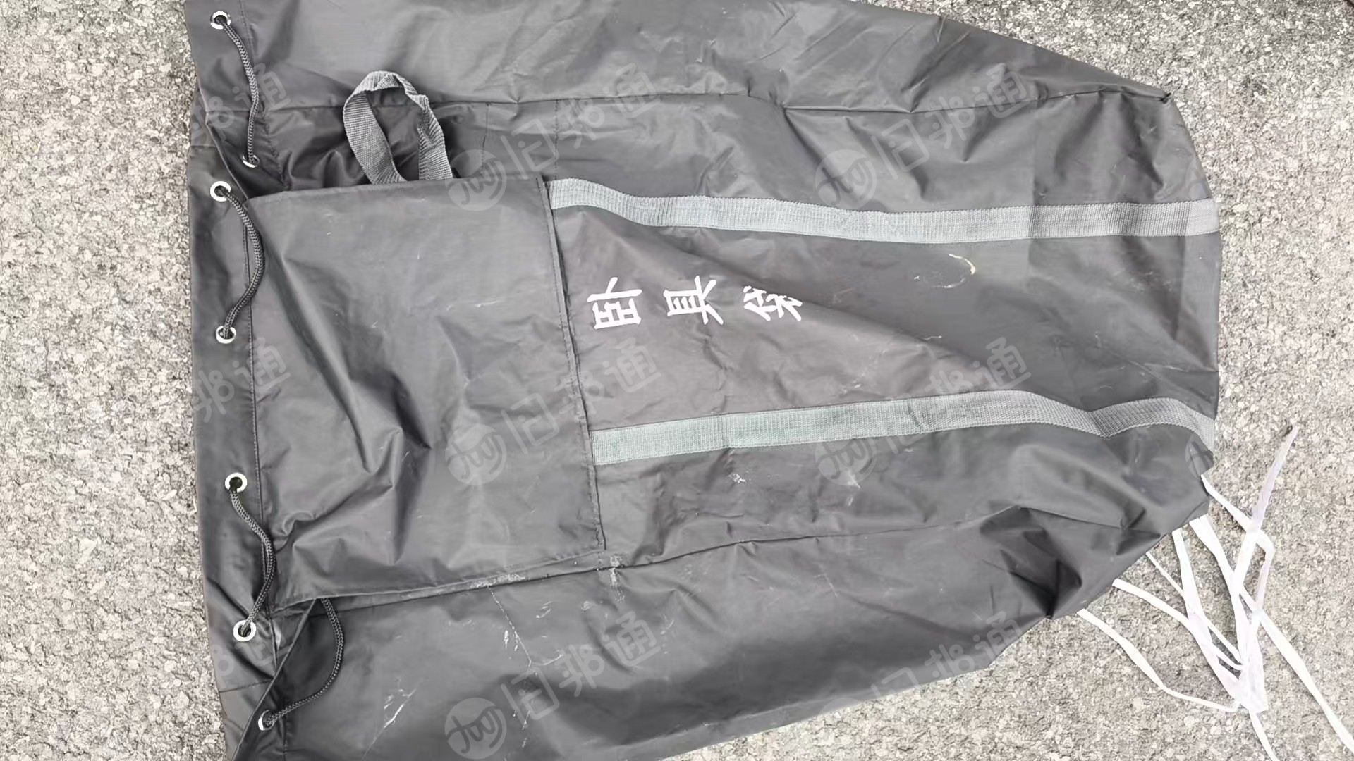 出售二手袋子，防水带涂层类似雨衣材质，现货有1000多个，可以装30斤的货物，货在江西南昌