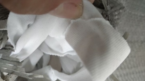 长期出售白色针织涤棉废布，服装边角料，含棉40%左右，月供一两百吨，货在广西玉林