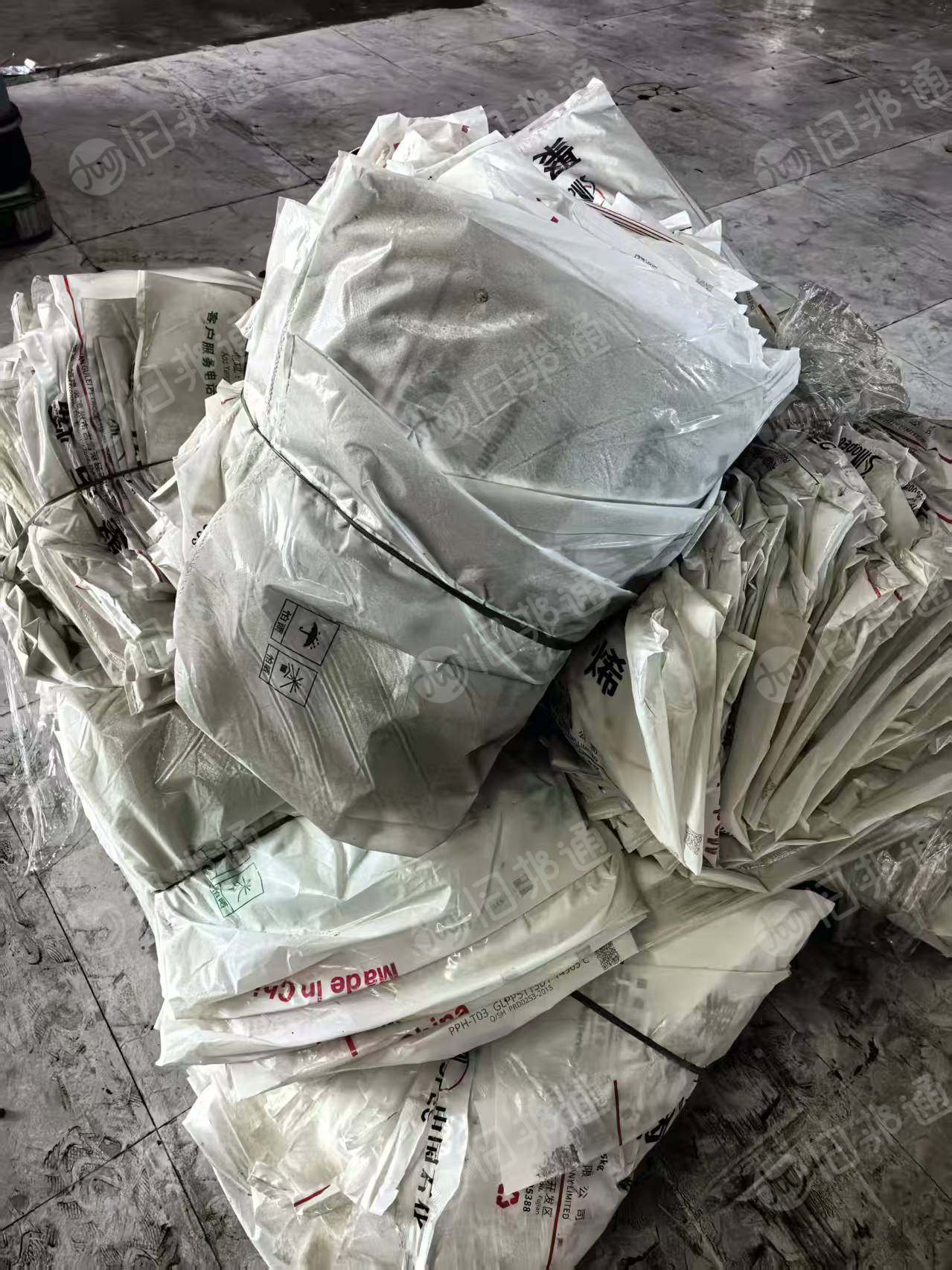 长期出售中石化炼厂出来的装PP塑料米的原料袋，现货4吨左右