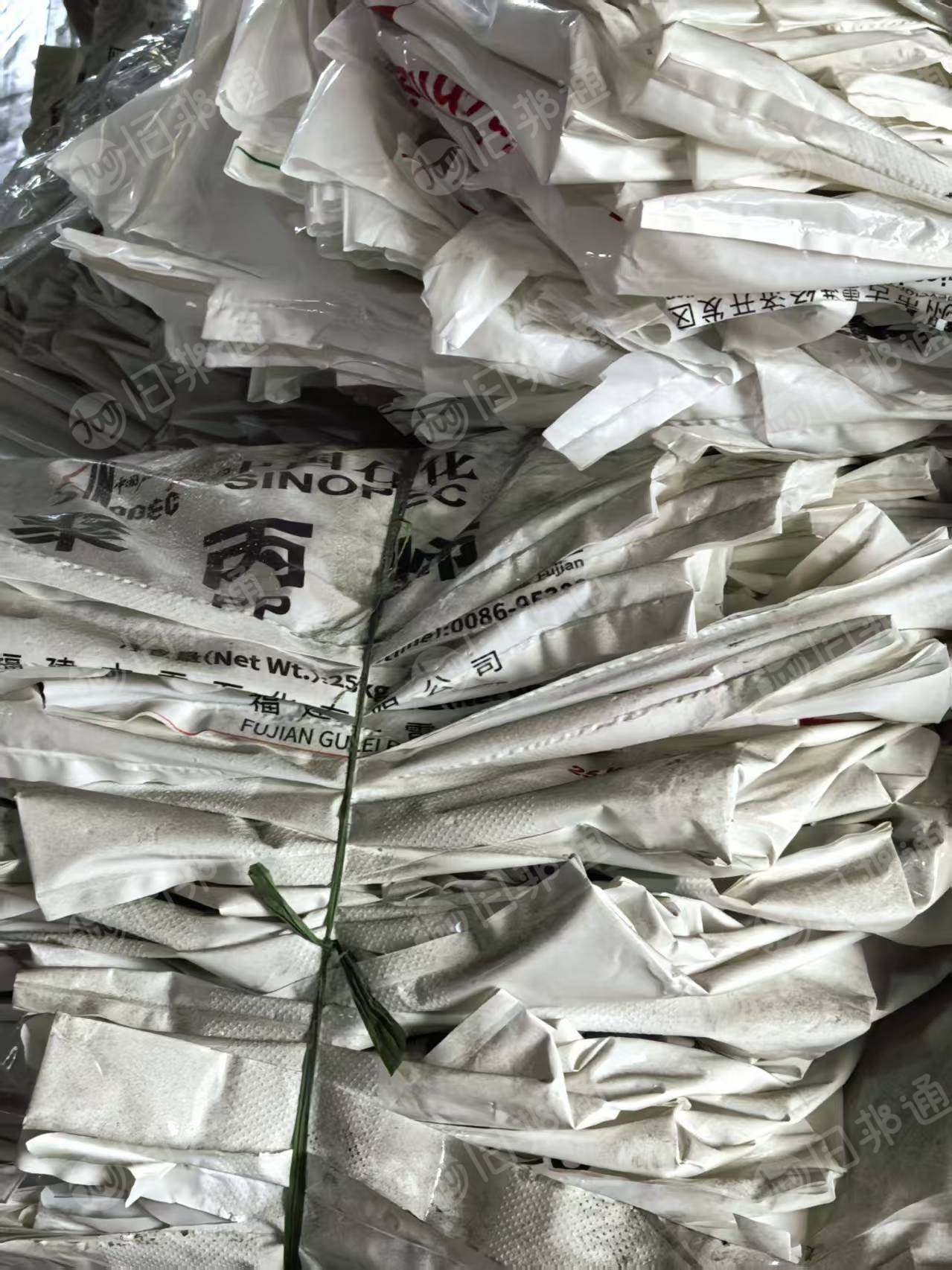 长期出售中石化炼厂出来的装PP塑料米的原料袋，现货4吨左右